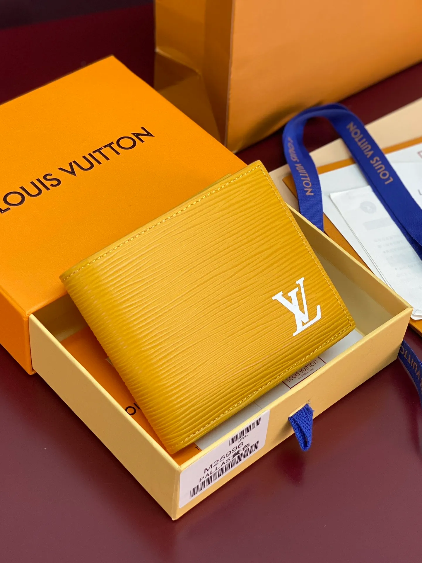 M25996 Yellow! 🦀 This wallet has a modern and elegant style. It is made of soft Epi leather. It is extremely functional and easy to carry. It can be easily stored in a back pocket or handbag. 11x9x2cm. 💰380