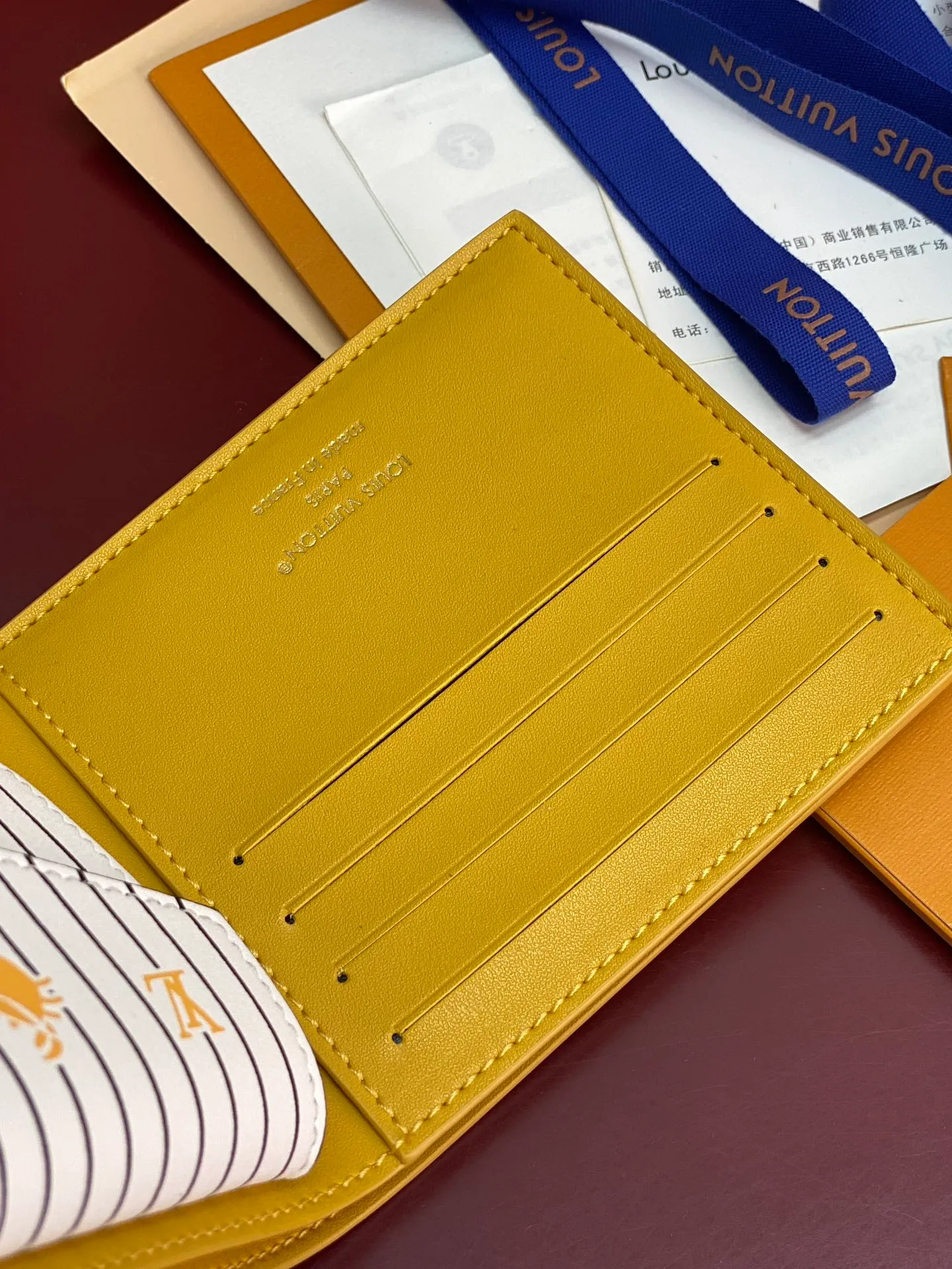 M25996 Yellow! 🦀 This wallet has a modern and elegant style. It is made of soft Epi leather. It is extremely functional and easy to carry. It can be easily stored in a back pocket or handbag. 11x9x2cm. 💰380