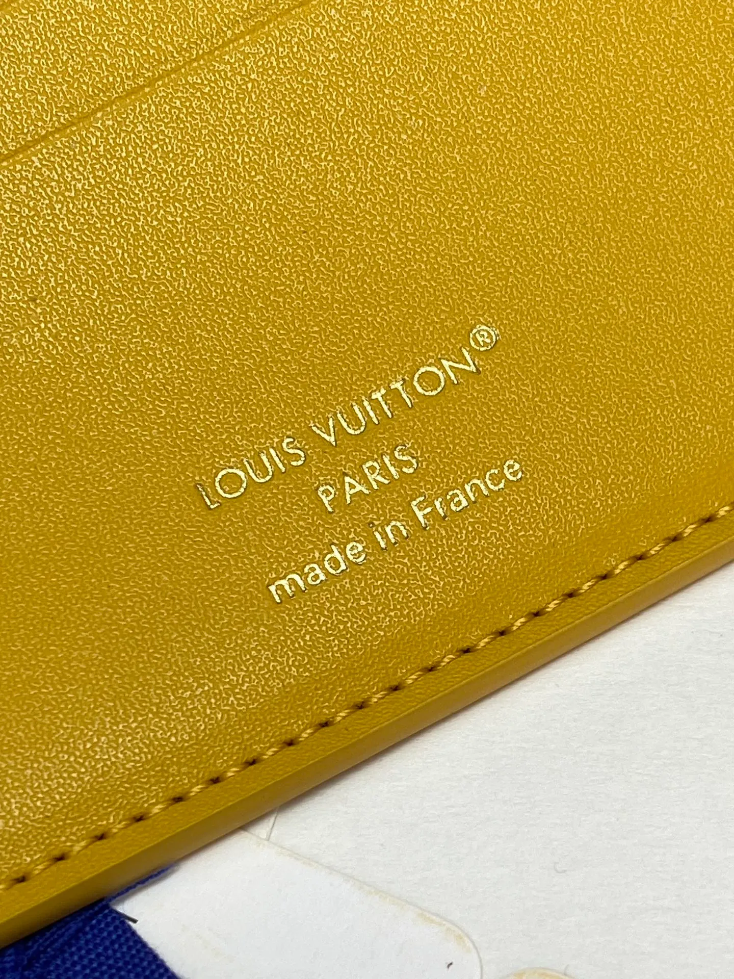 M25996 Yellow! 🦀 This wallet has a modern and elegant style. It is made of soft Epi leather. It is extremely functional and easy to carry. It can be easily stored in a back pocket or handbag. 11x9x2cm. 💰380