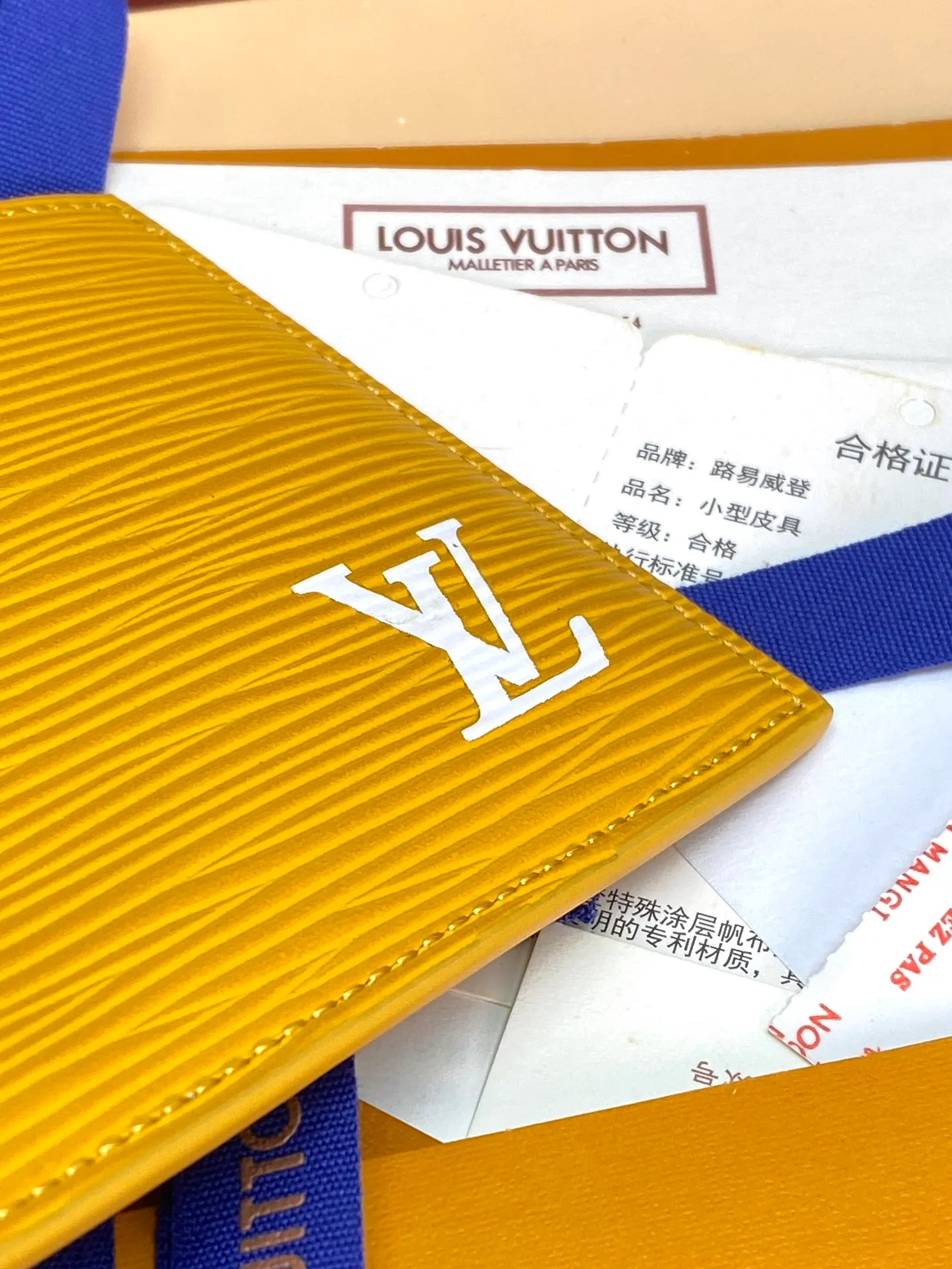 M25996 Yellow! 🦀 This wallet has a modern and elegant style. It is made of soft Epi leather. It is extremely functional and easy to carry. It can be easily stored in a back pocket or handbag. 11x9x2cm. 💰380