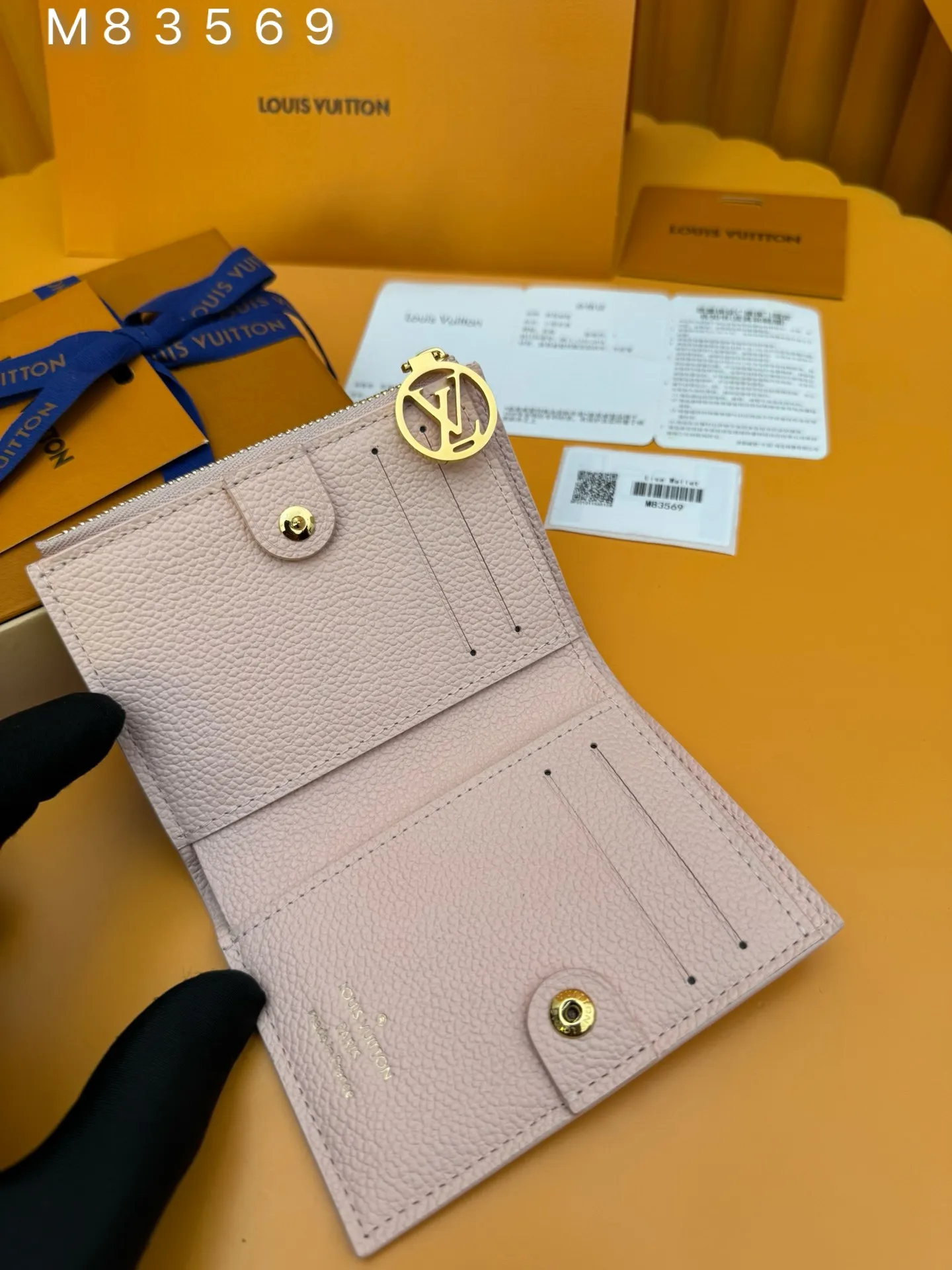 M83569 "Special Class Duty Free" ♻️[Official Edition·First Class Material·All Steel Hardware·French Chip·Full Packaging] The compact "Porto Foil Lisa" is reinterpreted with soft single-piece non-implanted leather that highlights the embossed single-piece pattern. It features a coin pocket with an LV ring on the zipper, making it a neat wallet. Interior features bill compartment, two flat pockets and four card slots. 9x11.5x1.5cm 💰640
