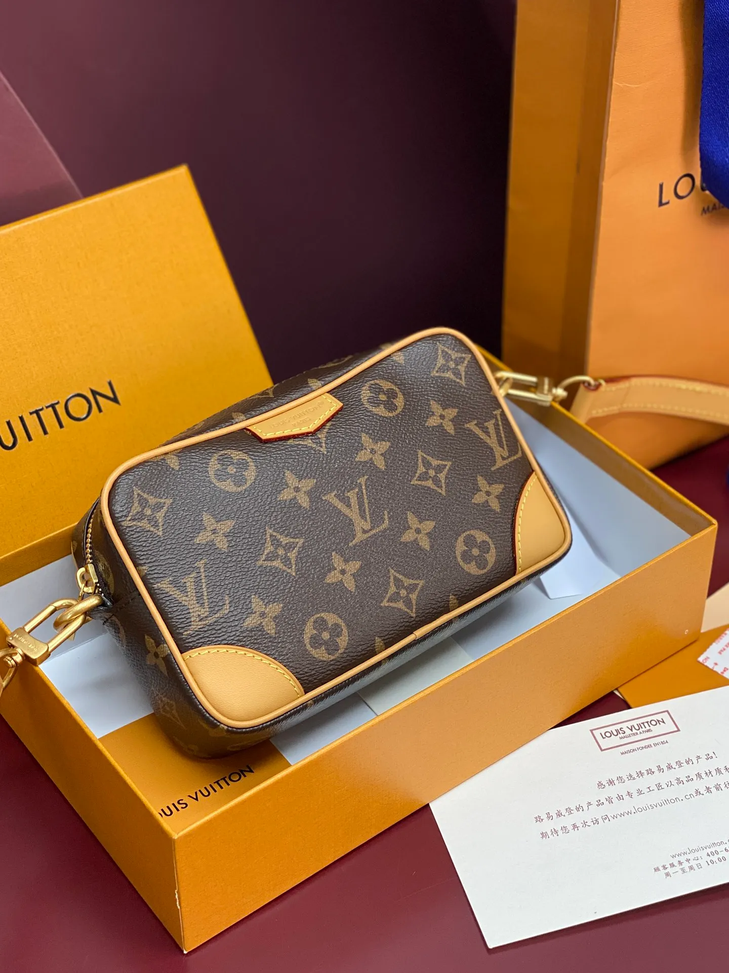 M14058 Presbyopia! Chip version! TROCADÉRO MINI BAG! This Trocadéro mini bag is crafted in Monogram Heritage coated canvas with leather trim and trunk-style reinforced corners, a nod to the brand's compact crossbody designs created in the 1980s. Classic tones complement the colorful striped lining, and the detachable and adjustable shoulder strap allows for shoulder or cross-body wear.  Dimensions 13 x 6.5 x 20 cm.