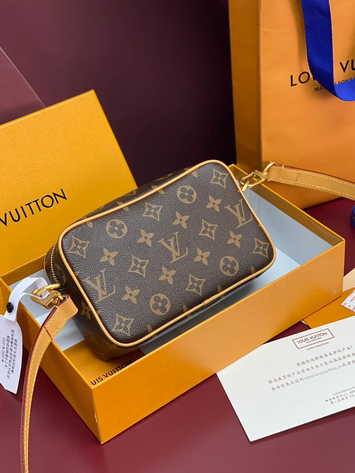 M14058 Presbyopia! Chip version! TROCADÉRO MINI BAG! This Trocadéro mini bag is crafted in Monogram Heritage coated canvas with leather trim and trunk-style reinforced corners, a nod to the brand's compact crossbody designs created in the 1980s. Classic tones complement the colorful striped lining, and the detachable and adjustable shoulder strap allows for shoulder or cross-body wear.  Dimensions 13 x 6.5 x 20 cm.