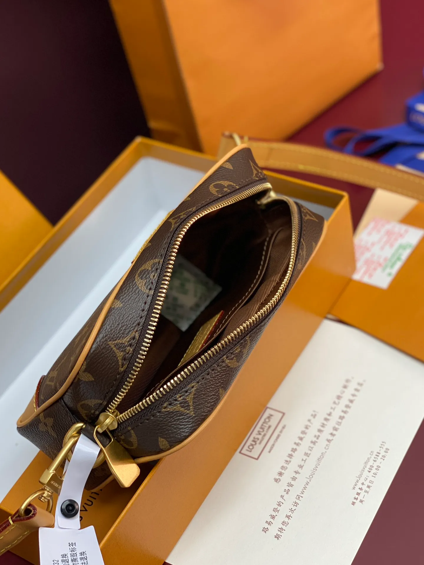 M14058 Presbyopia! Chip version! TROCADÉRO MINI BAG! This Trocadéro mini bag is crafted in Monogram Heritage coated canvas with leather trim and trunk-style reinforced corners, a nod to the brand's compact crossbody designs created in the 1980s. Classic tones complement the colorful striped lining, and the detachable and adjustable shoulder strap allows for shoulder or cross-body wear.  Dimensions 13 x 6.5 x 20 cm.