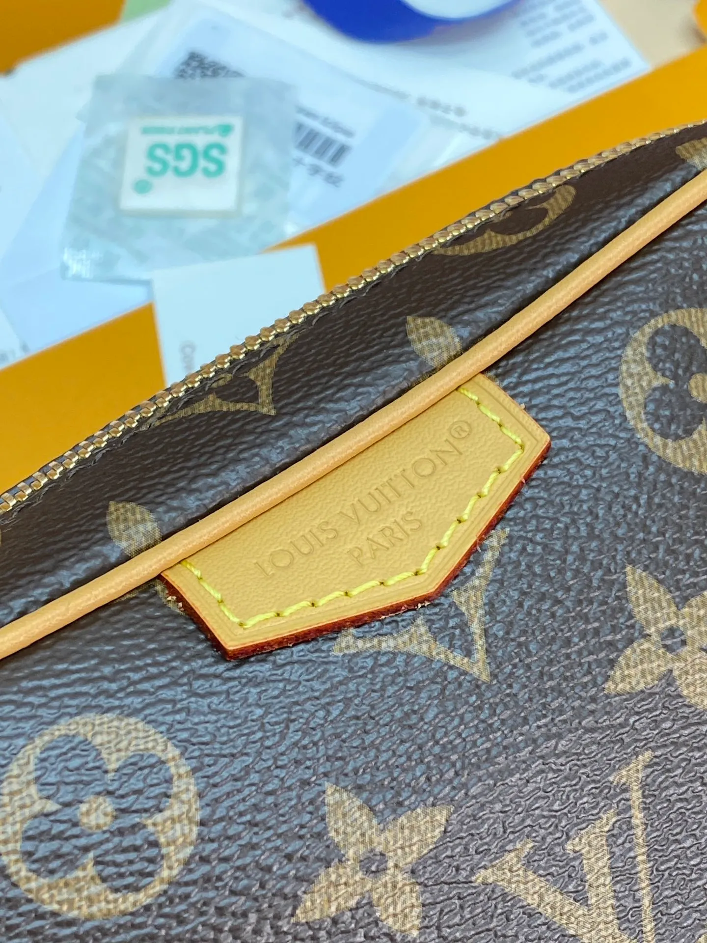 M14058 Presbyopia! Chip version! TROCADÉRO MINI BAG! This Trocadéro mini bag is crafted in Monogram Heritage coated canvas with leather trim and trunk-style reinforced corners, a nod to the brand's compact crossbody designs created in the 1980s. Classic tones complement the colorful striped lining, and the detachable and adjustable shoulder strap allows for shoulder or cross-body wear.  Dimensions 13 x 6.5 x 20 cm.