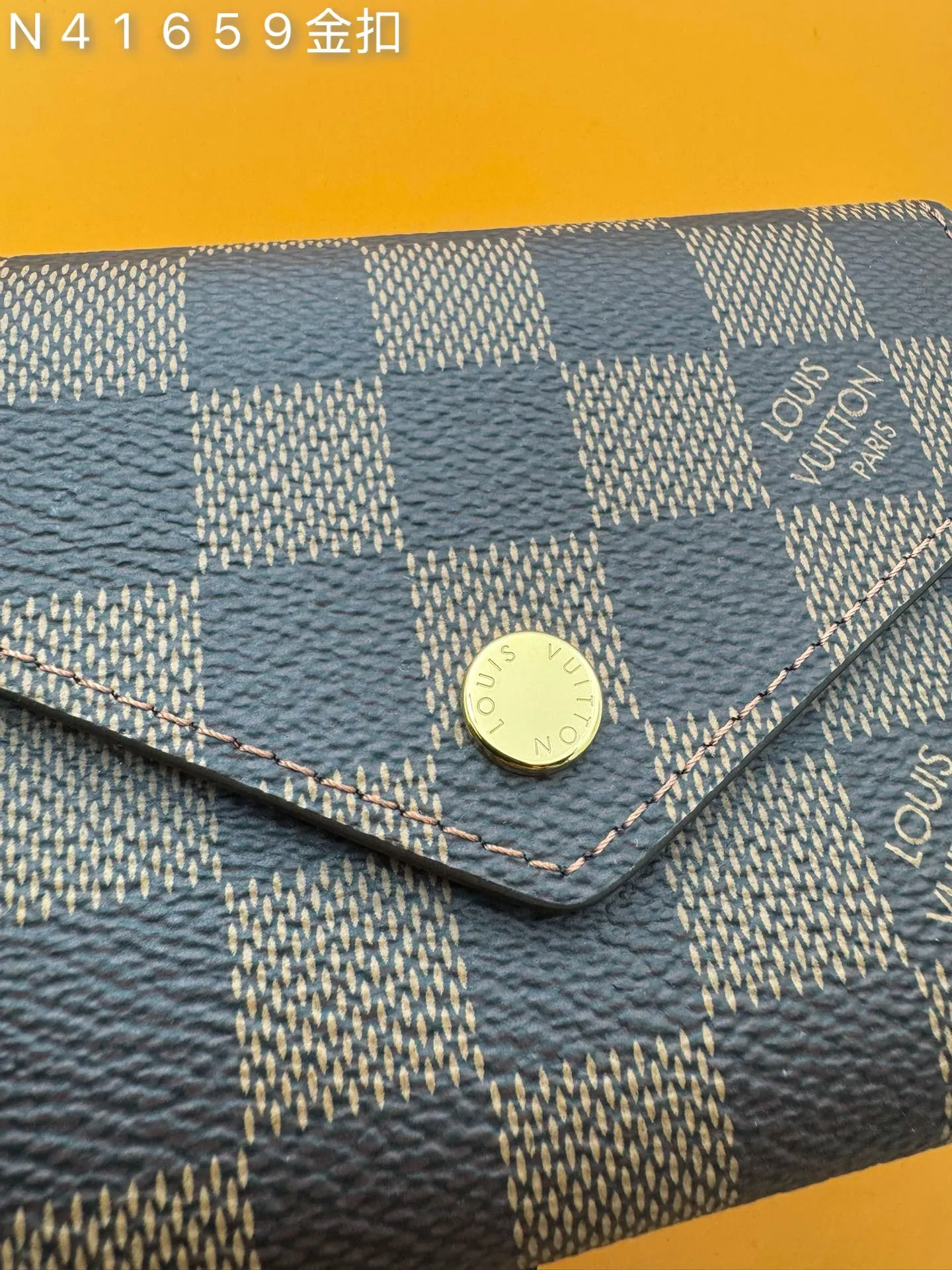 N41659 Gold Buckle "Special Duty Free" ♻️ [Official special edition·First-class material·All-steel hardware·French chip·Full set of packaging] This Victorine wallet is made of Damier Ebene coated canvas, with a delicate envelope-style opening function design, which can accommodate banknotes and cards, and is paired with a side zipper coin pocket. 12x9.5x2.5cm💰500