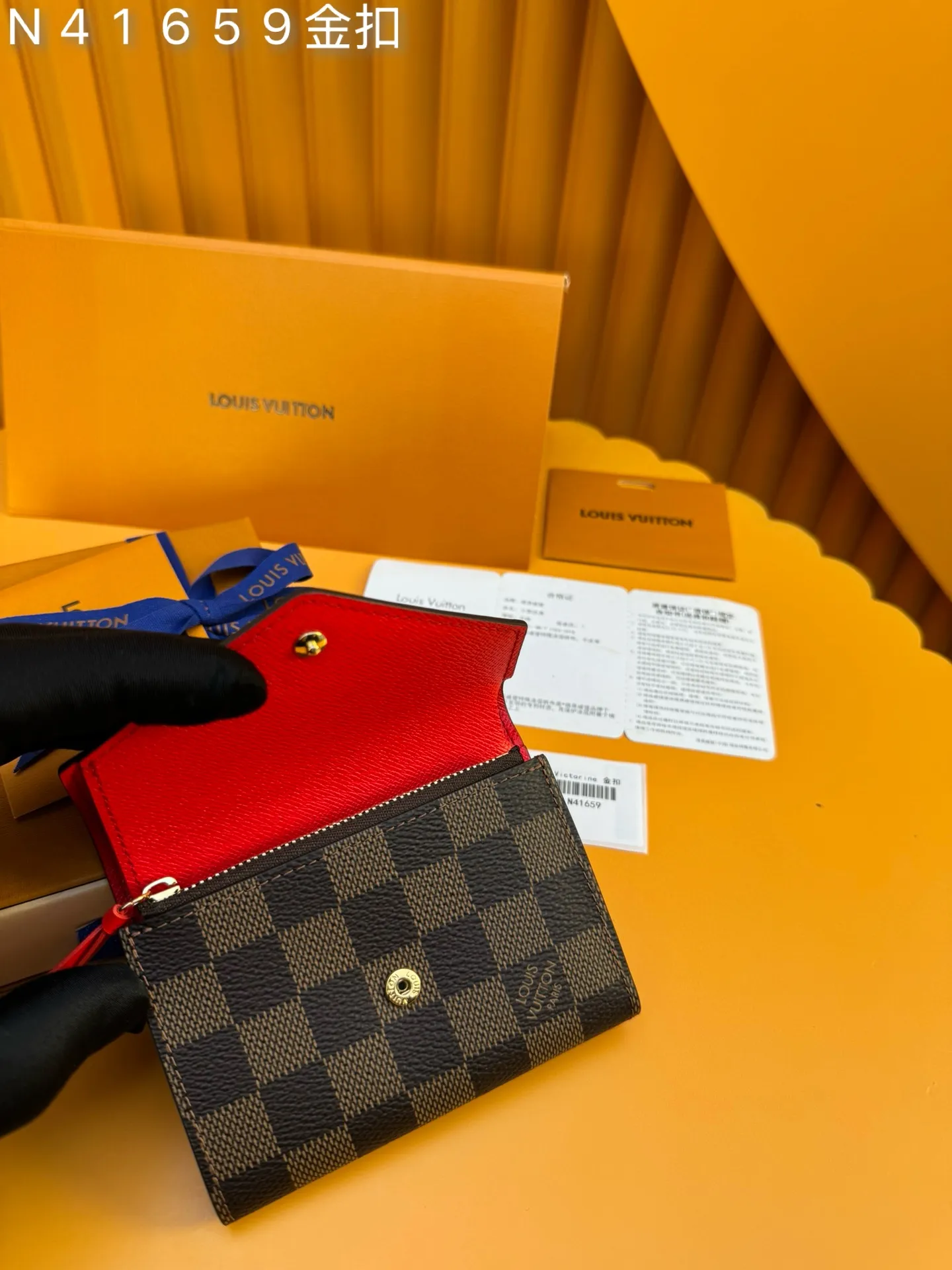 N41659 Gold Buckle "Special Duty Free" ♻️ [Official special edition·First-class material·All-steel hardware·French chip·Full set of packaging] This Victorine wallet is made of Damier Ebene coated canvas, with a delicate envelope-style opening function design, which can accommodate banknotes and cards, and is paired with a side zipper coin pocket. 12x9.5x2.5cm💰500