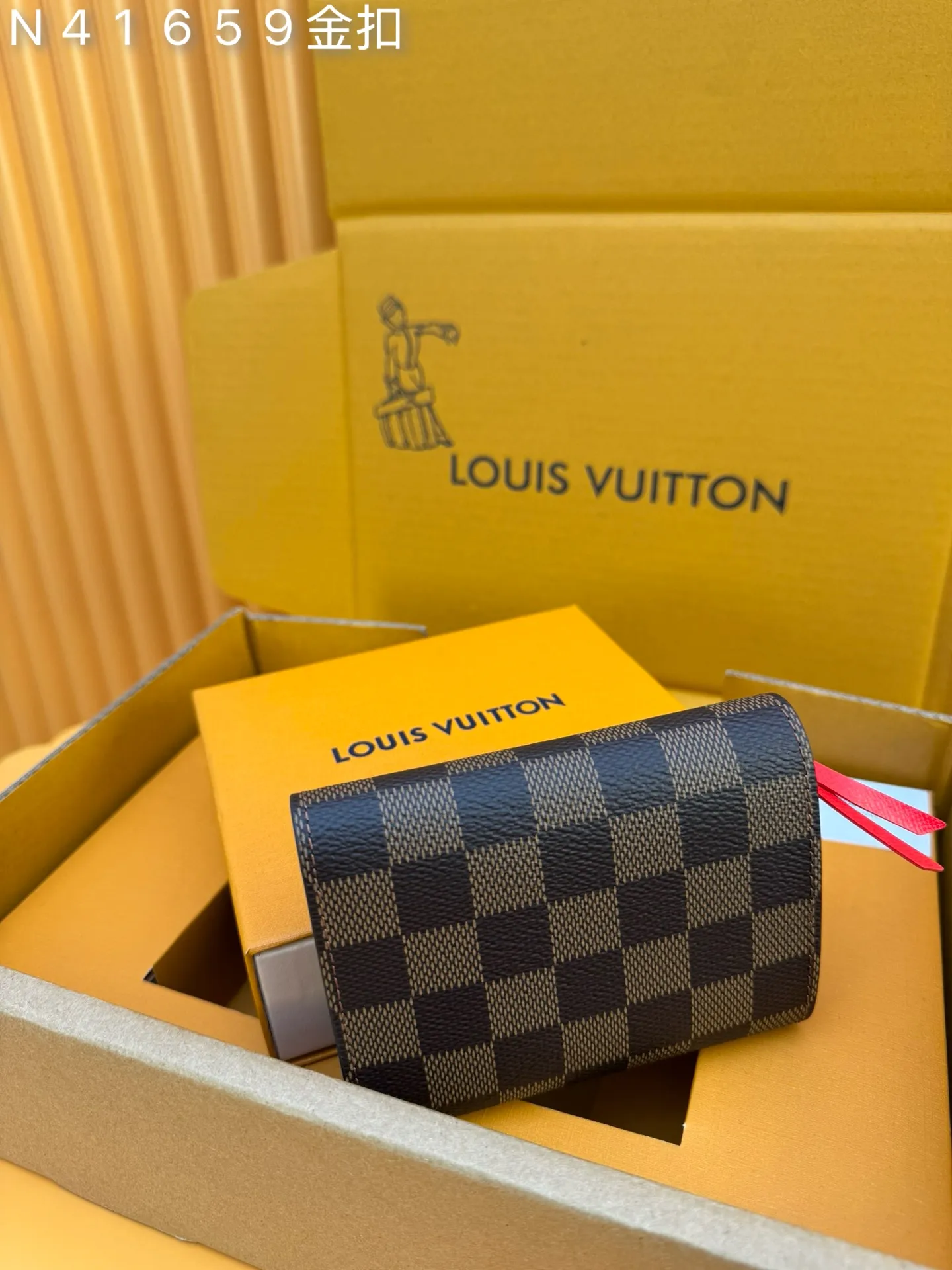 N41659 Gold Buckle "Special Duty Free" ♻️ [Official special edition·First-class material·All-steel hardware·French chip·Full set of packaging] This Victorine wallet is made of Damier Ebene coated canvas, with a delicate envelope-style opening function design, which can accommodate banknotes and cards, and is paired with a side zipper coin pocket. 12x9.5x2.5cm💰500