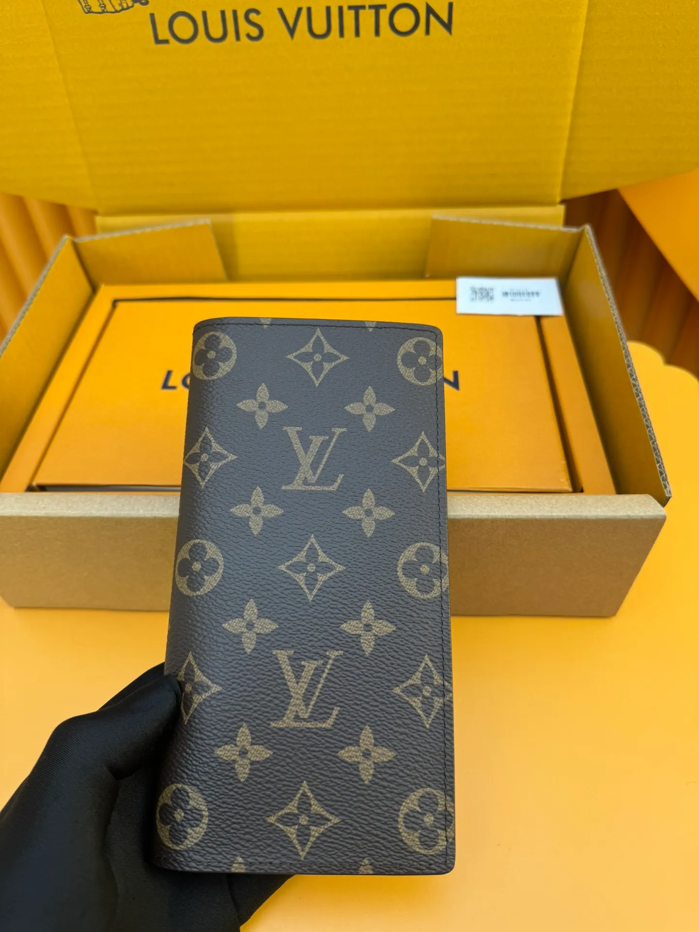 M66540 "Special Duty Free" ♻️[Official special edition·First class material·All steel hardware·Anti-counterfeiting chip·Full set of packaging] This Brazza wallet made of Monogram canvas exudes unstoppable masculinity. It's spacious and functional and can easily be stowed away in a coat pocket. Can hold change, credit cards and banknotes. 19x10x2cm 💰600