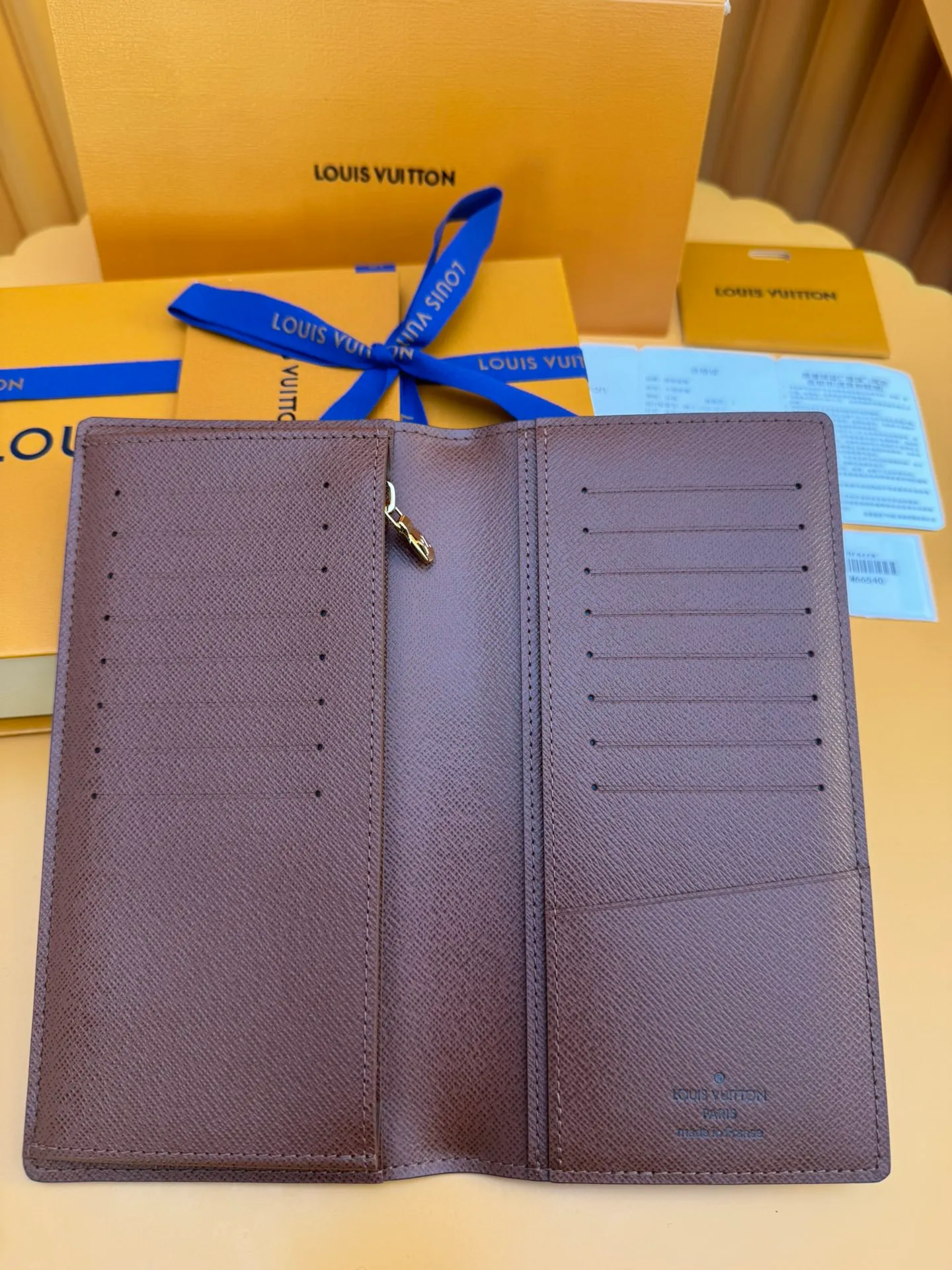 M66540 "Special Duty Free" ♻️[Official special edition·First class material·All steel hardware·Anti-counterfeiting chip·Full set of packaging] This Brazza wallet made of Monogram canvas exudes unstoppable masculinity. It's spacious and functional and can easily be stowed away in a coat pocket. Can hold change, credit cards and banknotes. 19x10x2cm 💰600