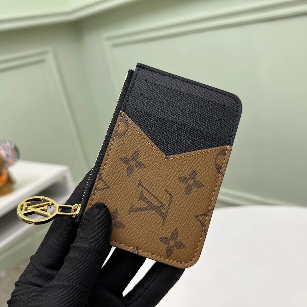 【Top Original Order】M81912 Yellow Flower 👏👏Modern and versatile, the Romy Mailbox combines the simplicity of a mailbox with the practicality of a zipper-reinforced wallet, perfect for storing money, coins and receipts. Crafted in monogram canvas and monogram reverse canvas, this new model features a colorful leather lining and a unique LV Circle zipper in gold-tone metal. Dimensions: 12 x 8 x 0.8 cm.
