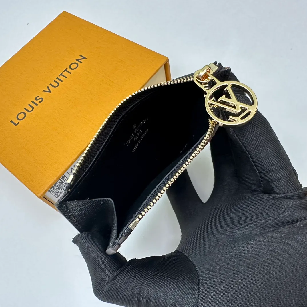【Top Original Order】M81912 Yellow Flower 👏👏Modern and versatile, the Romy Mailbox combines the simplicity of a mailbox with the practicality of a zipper-reinforced wallet, perfect for storing money, coins and receipts. Crafted in monogram canvas and monogram reverse canvas, this new model features a colorful leather lining and a unique LV Circle zipper in gold-tone metal. Dimensions: 12 x 8 x 0.8 cm.