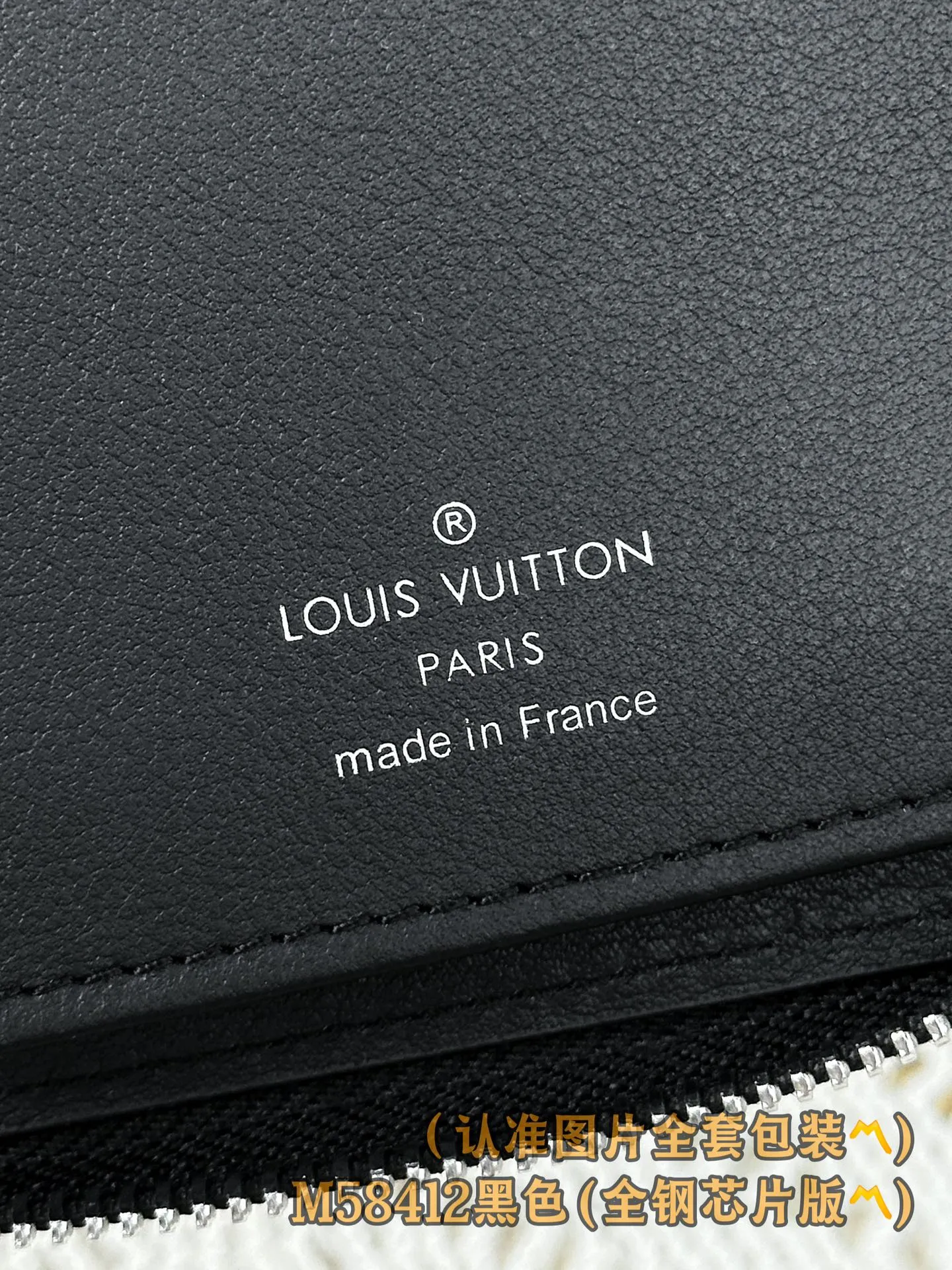 M58412 black (〽️A-grade all-steel version〽️) personalized customization, transcoding chip! Zipper Wallet LV Aerogram leather gives this zipper wallet a low-key brand style and elegance. The black cowhide leather is exquisitely crafted and soft, just like the air mail paper of the past. It is decorated with the LV Initials logo in the same color metal, making it more stylish. The style features a secure zipper closure and a spacious interior, making it an ideal style for fashionable men who prefer an all-in-one wallet.  10 x 20 x 2 cm (length x height x width). Special 400