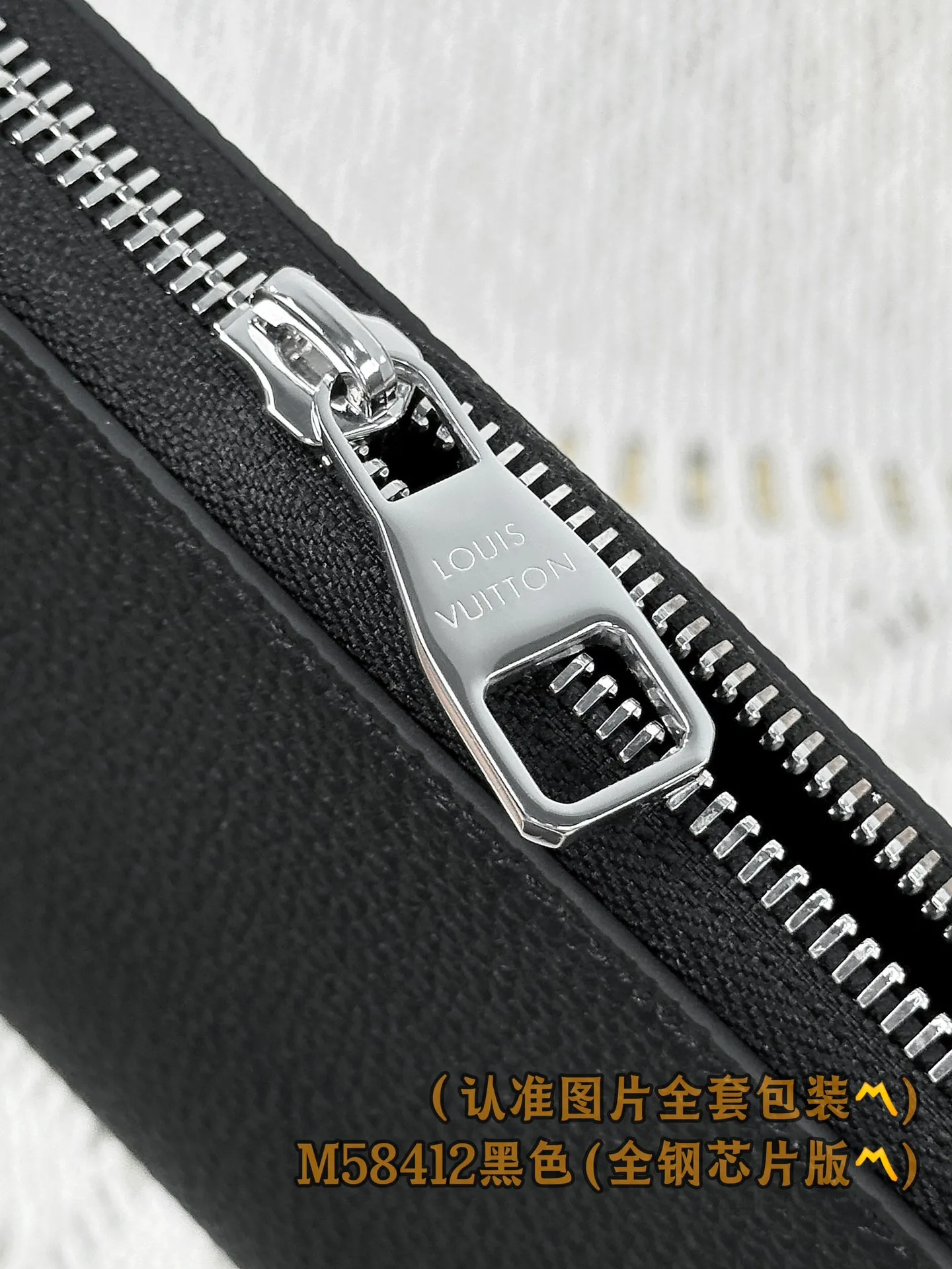 M58412 black (〽️A-grade all-steel version〽️) personalized customization, transcoding chip! Zipper Wallet LV Aerogram leather gives this zipper wallet a low-key brand style and elegance. The black cowhide leather is exquisitely crafted and soft, just like the air mail paper of the past. It is decorated with the LV Initials logo in the same color metal, making it more stylish. The style features a secure zipper closure and a spacious interior, making it an ideal style for fashionable men who prefer an all-in-one wallet.  10 x 20 x 2 cm (length x height x width). Special 400