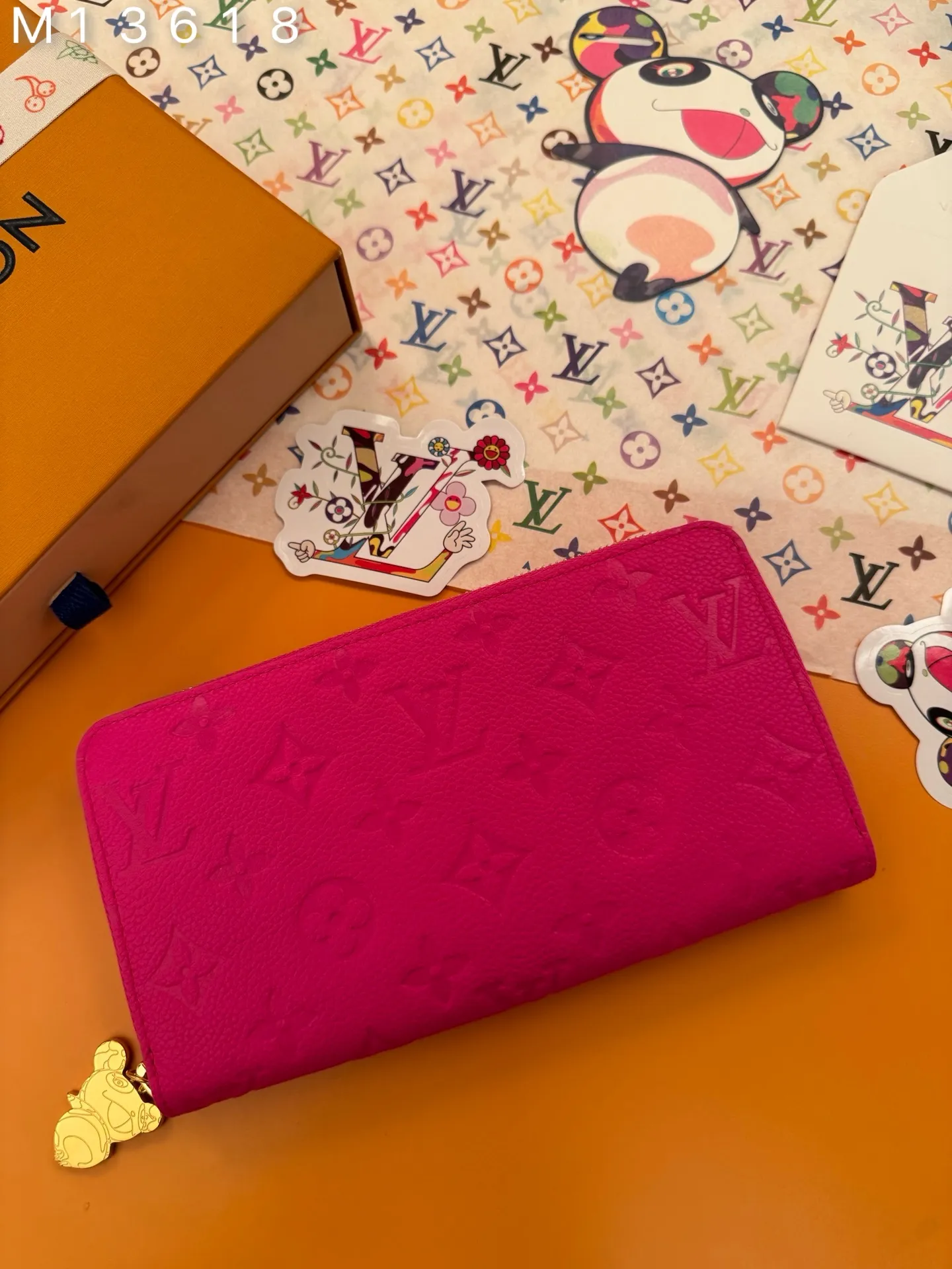 M13618 "Special Duty Free" ♻️ [Official special edition·First-class material·All-steel hardware·163 chip·Full set of packaging] Zippy wallet is filled with iconic codes from the cross-category Louis Vuitton x Murakami series. It's made from Monogram Empireinte leather in a vibrant pink color taken from the artist's usual rainbow palette, and is decorated with Monogram coated canvas on the interior. It's organized into compartments for banknotes, cards and receipts, and secured with a gold zipper with a cute panda-shaped puller. 19.5x10.5x2.5cm 💰960