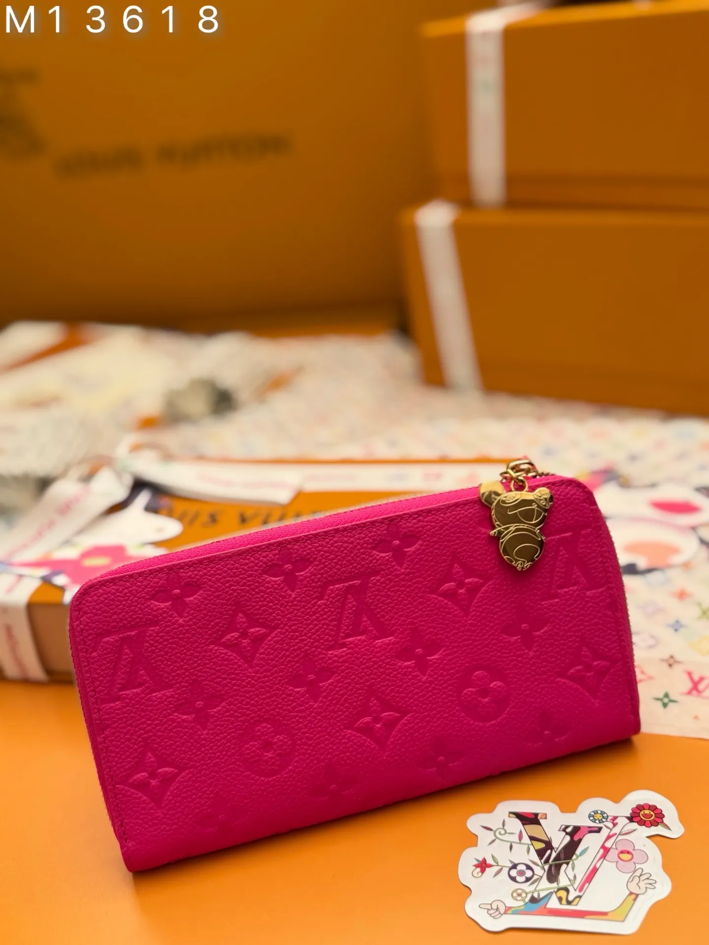 M13618 "Special Duty Free" ♻️ [Official special edition·First-class material·All-steel hardware·163 chip·Full set of packaging] Zippy wallet is filled with iconic codes from the cross-category Louis Vuitton x Murakami series. It's made from Monogram Empireinte leather in a vibrant pink color taken from the artist's usual rainbow palette, and is decorated with Monogram coated canvas on the interior. It's organized into compartments for banknotes, cards and receipts, and secured with a gold zipper with a cute panda-shaped puller. 19.5x10.5x2.5cm 💰960