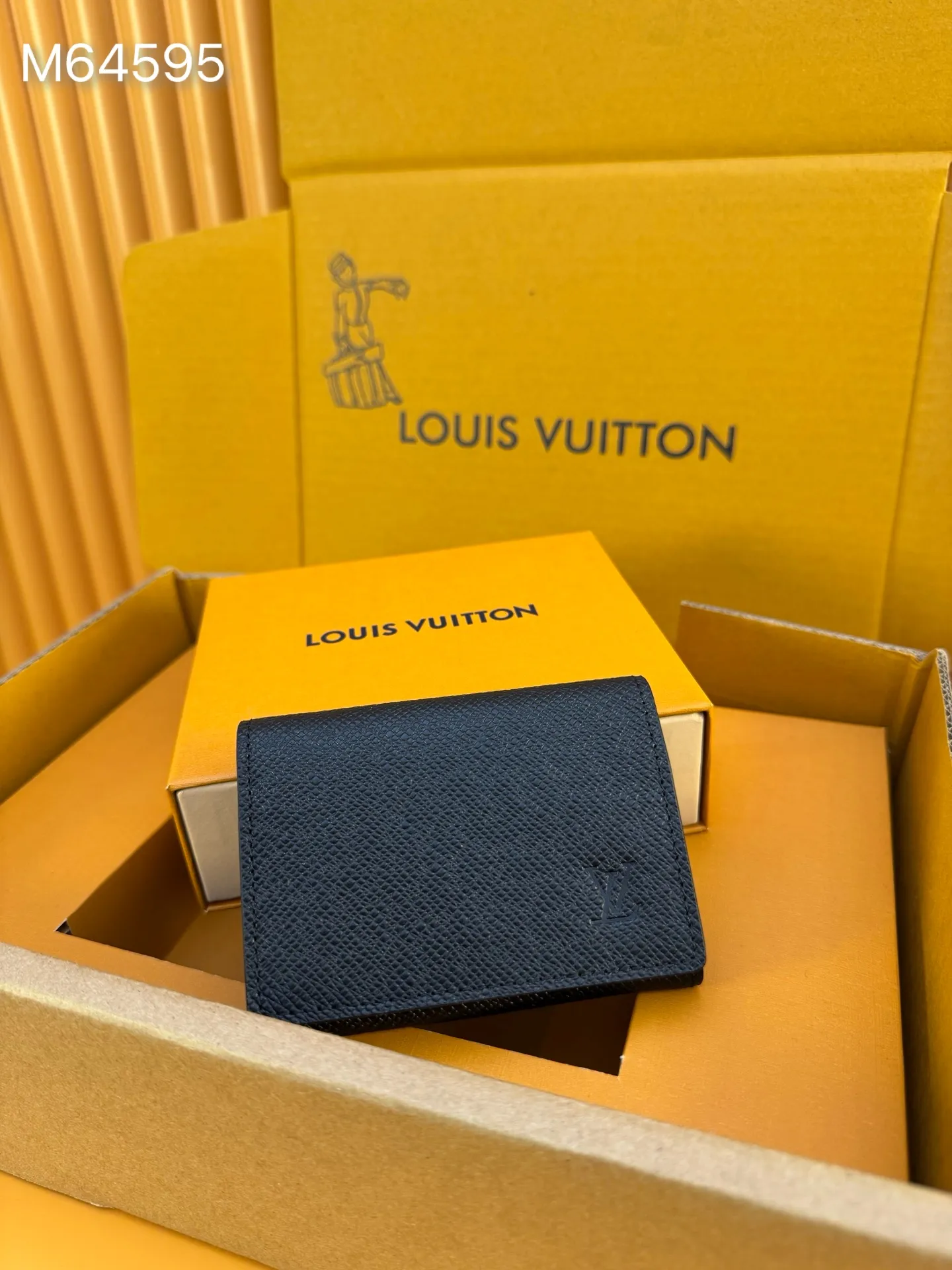 M64595 "Special Duty Free" ♻️[Official Edition·First Class Material·All Steel Hardware·Anti-Counterfeiting Chip·Complete Packaging] Dressed in Louis Vuitton's signature taiga leather, this business card envelope can accept business cards, credit cards and parking tickets. 10.5x8 x 1.7cm 💰420