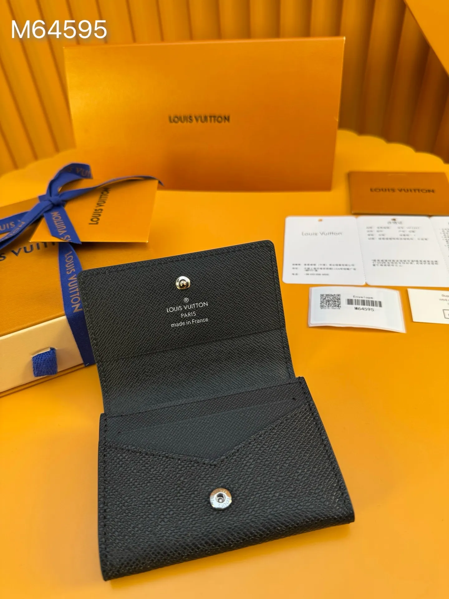 M64595 "Special Duty Free" ♻️[Official Edition·First Class Material·All Steel Hardware·Anti-Counterfeiting Chip·Complete Packaging] Dressed in Louis Vuitton's signature taiga leather, this business card envelope can accept business cards, credit cards and parking tickets. 10.5x8 x 1.7cm 💰420