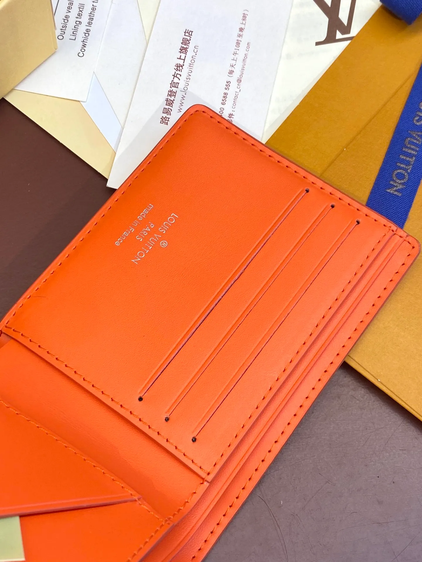 💰380 M69037 Orange! Chip version, (made of top-grain cowhide), this Multiple wallet features the classic Monogram embossing on the full-grain Taurillon leather surface, creating a compact structure and concise lines. Card slots, interior pockets and compartments keep cash, receipts and more organized. Detailed features: 11.5 x 9 x 1.5 cm (length x height x width).