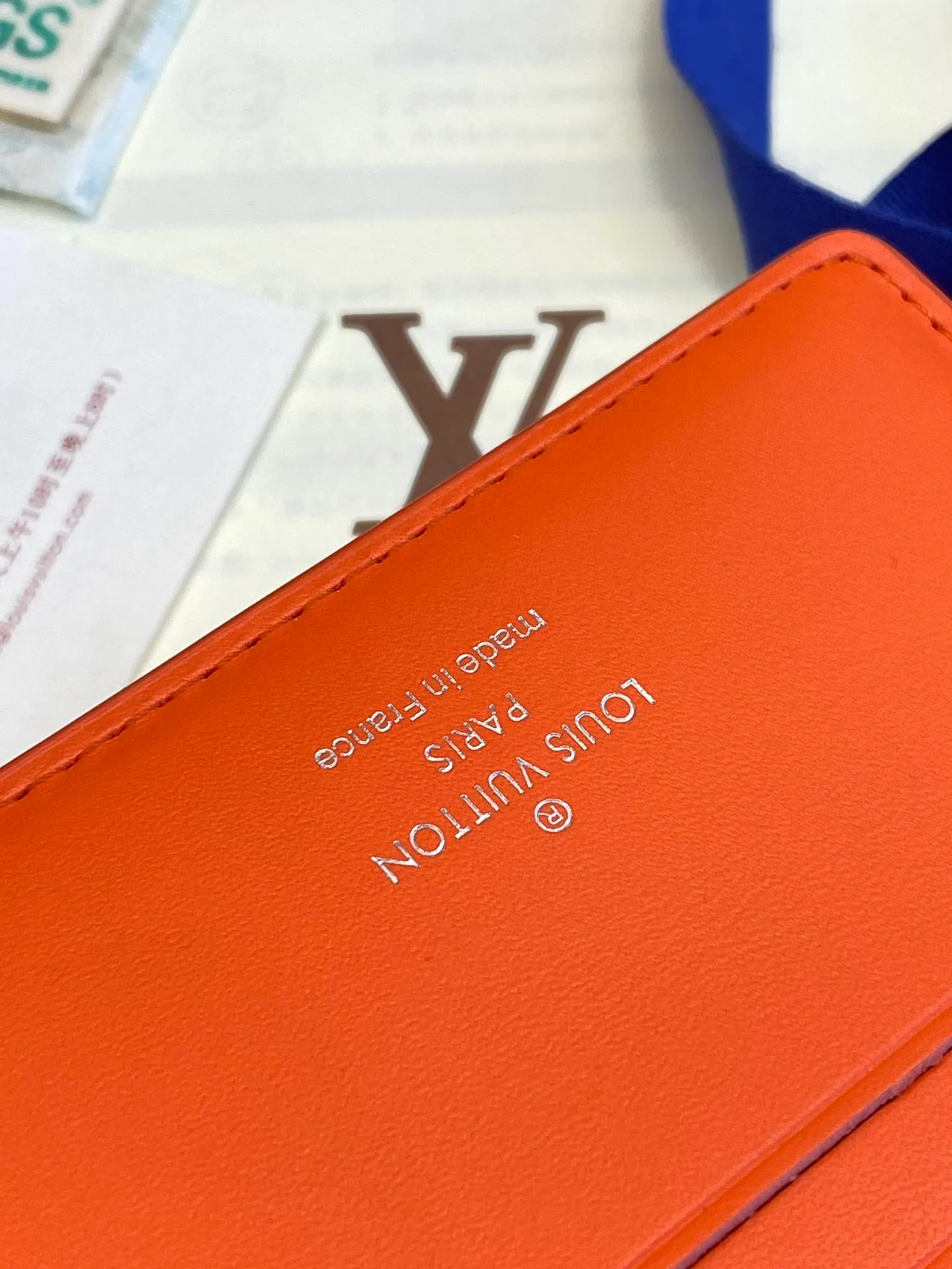 💰380 M69037 Orange! Chip version, (made of top-grain cowhide), this Multiple wallet features the classic Monogram embossing on the full-grain Taurillon leather surface, creating a compact structure and concise lines. Card slots, interior pockets and compartments keep cash, receipts and more organized. Detailed features: 11.5 x 9 x 1.5 cm (length x height x width).