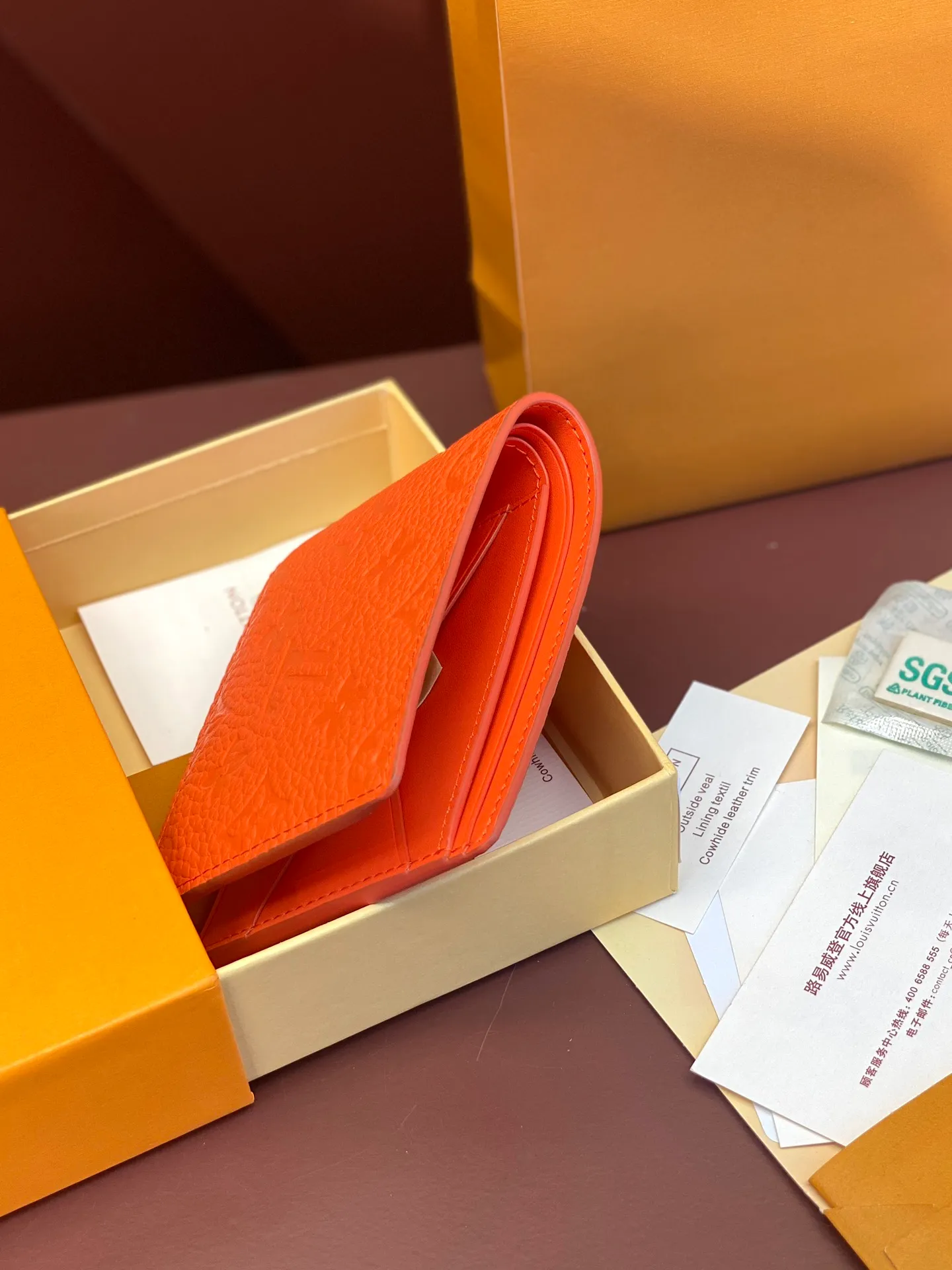💰380 M69037 Orange! Chip version, (made of top-grain cowhide), this Multiple wallet features the classic Monogram embossing on the full-grain Taurillon leather surface, creating a compact structure and concise lines. Card slots, interior pockets and compartments keep cash, receipts and more organized. Detailed features: 11.5 x 9 x 1.5 cm (length x height x width).