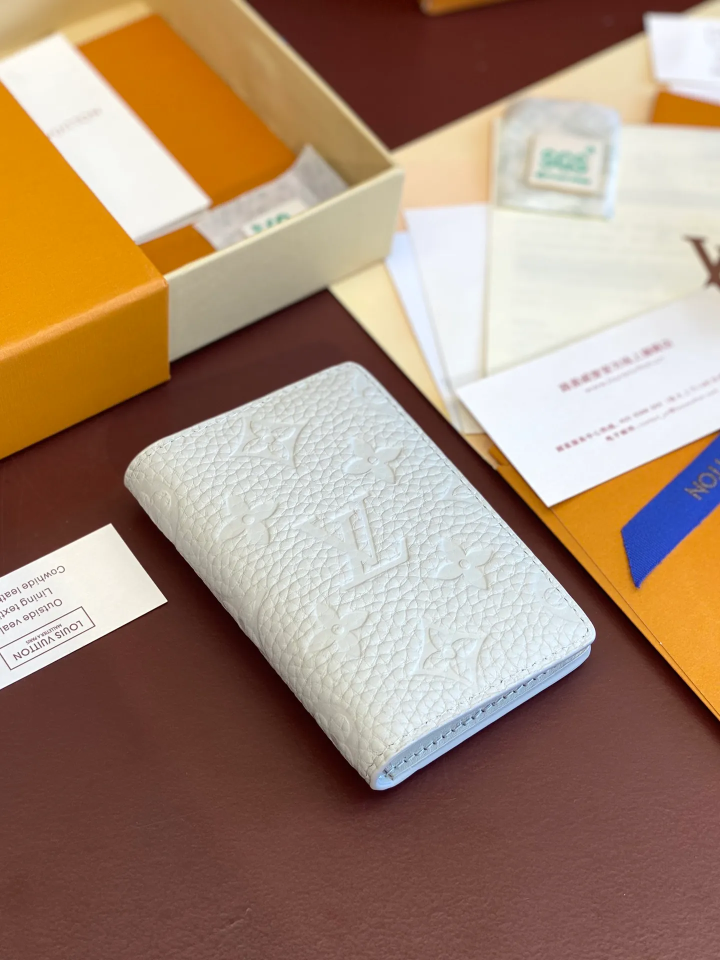 💰340 M83069 off-white! Chip version, (made of top-grain cowhide), this pocket wallet is made of full-grain Taurillon leather, with subtle embossed LV letters and Monogram flowers. The compact design has an inner pocket and an outer pocket for easy access to credit cards or transportation cards. Detailed features 7.5 x 11.1 x 1 cm (length x height x width).
