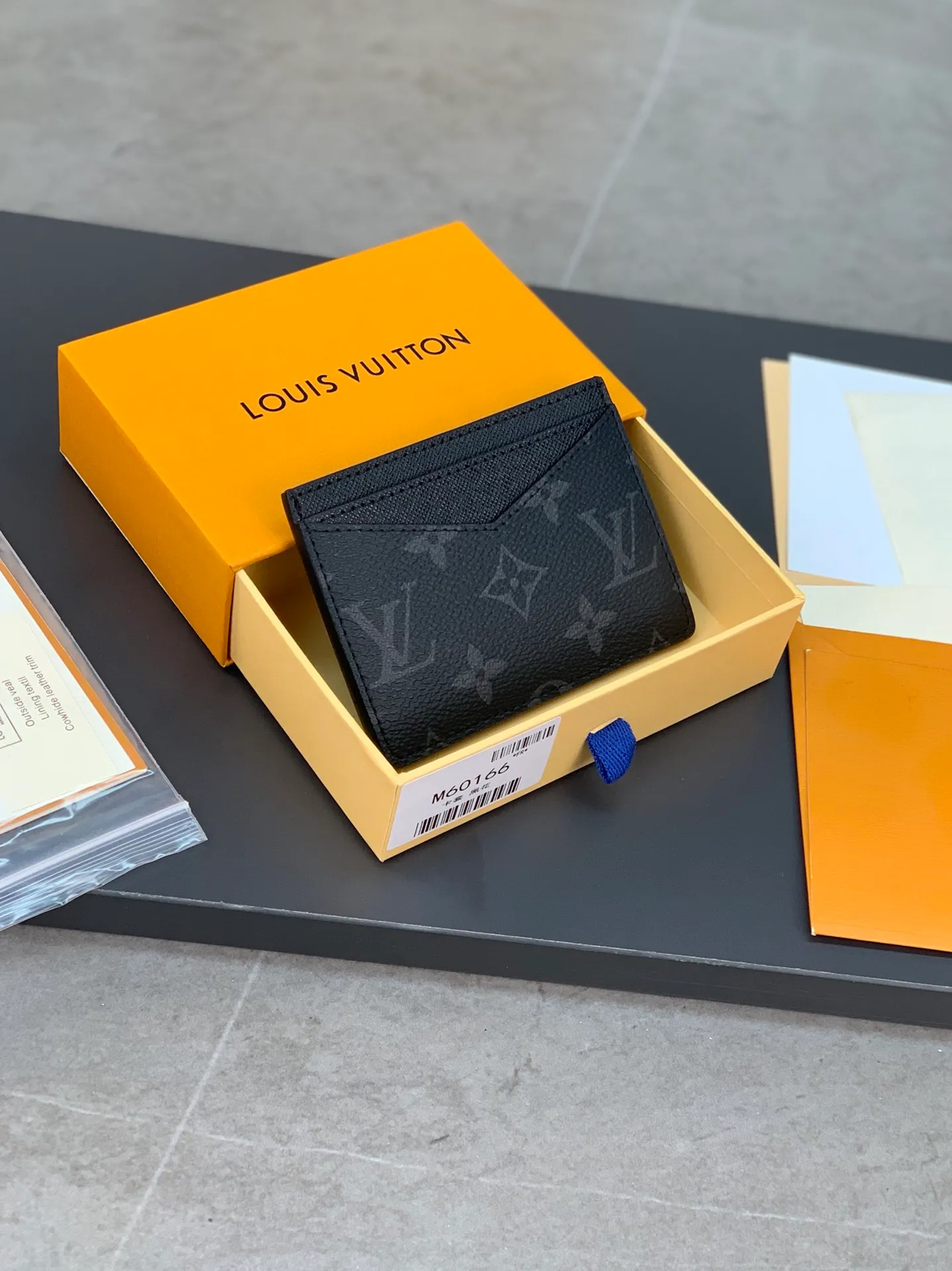 M60166 black flower! The Neo card holder in Monogram Macassar canvas is the perfect way to carry important cards. Leather trimmings enhance the classic Louis Vuitton pattern. Detailed features 11 x 7 x 0.6 cm 💰240