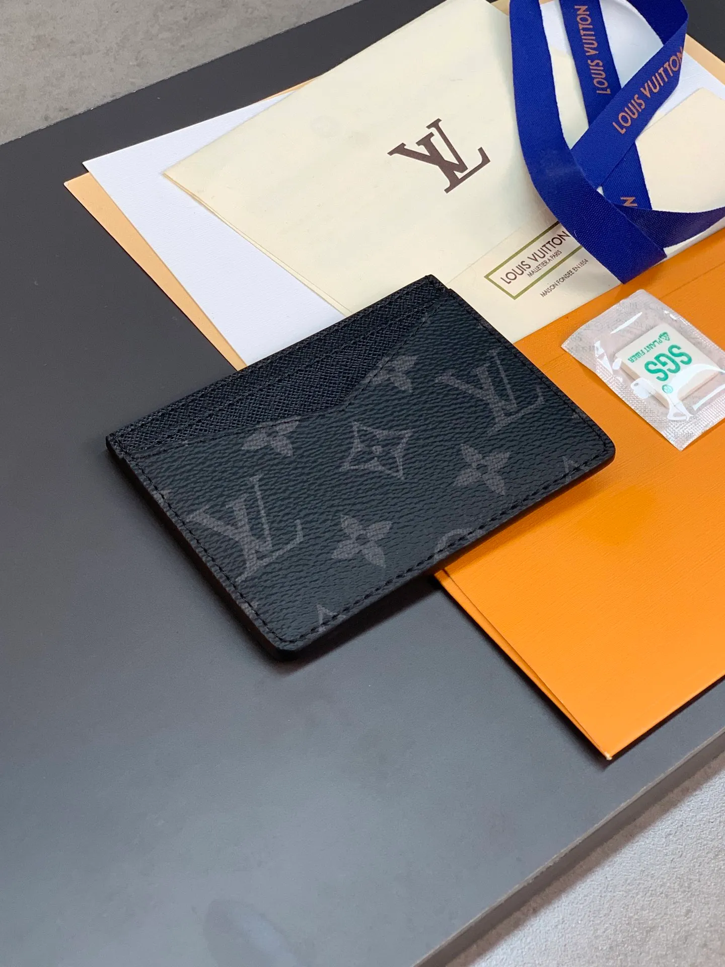 M60166 black flower! The Neo card holder in Monogram Macassar canvas is the perfect way to carry important cards. Leather trimmings enhance the classic Louis Vuitton pattern. Detailed features 11 x 7 x 0.6 cm 💰240