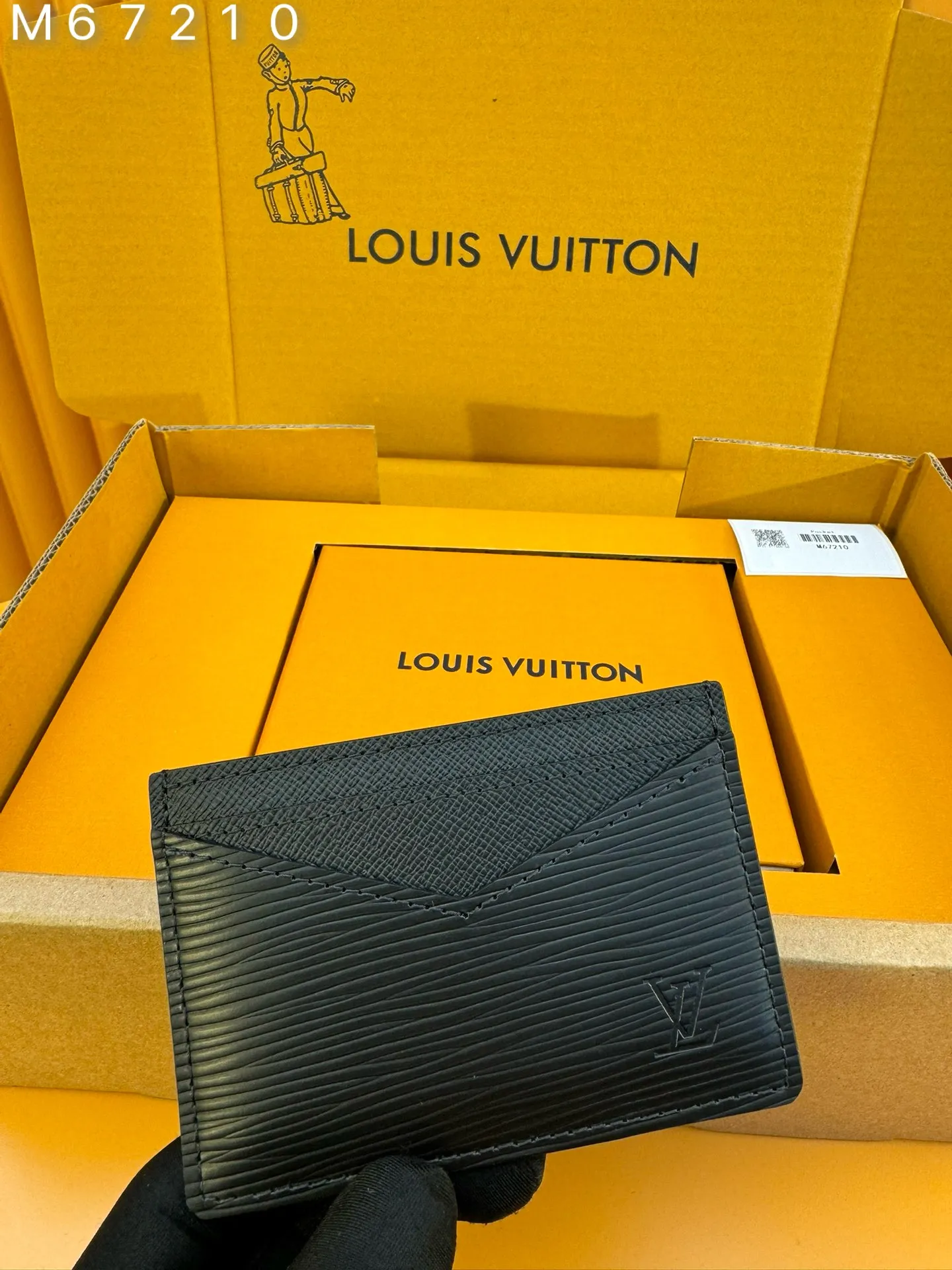 M67210 "Special Class Duty Free" ♻️[First-class material·All-steel hardware·French chips·Full set of packaging] Absolutely masculine, the Neo Epi leather elastic card box is a premium case for basic cards. It slides easily into a jacket or pants pocket. 11x7x0.6cm💰400