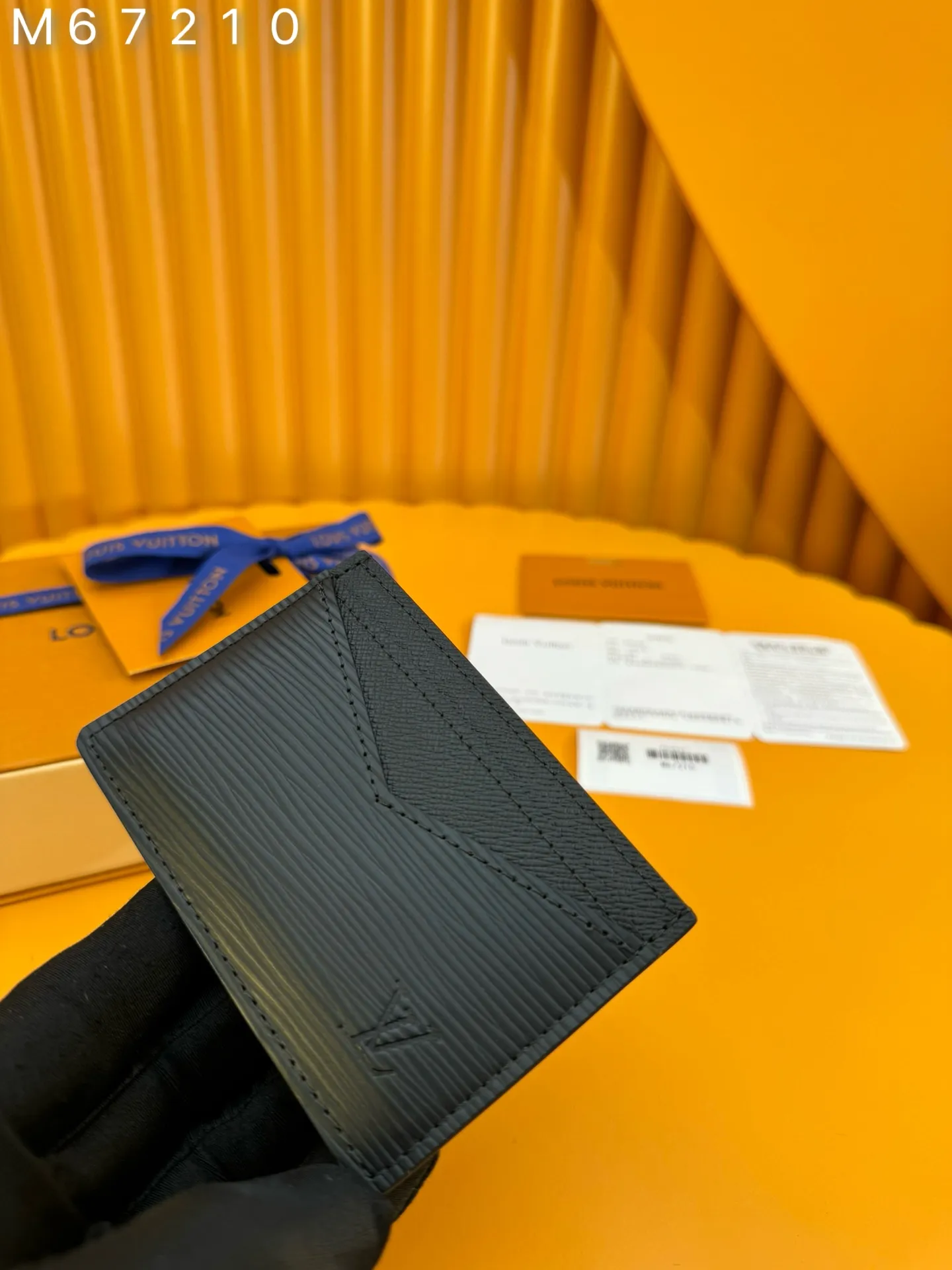 M67210 "Special Class Duty Free" ♻️[First-class material·All-steel hardware·French chips·Full set of packaging] Absolutely masculine, the Neo Epi leather elastic card box is a premium case for basic cards. It slides easily into a jacket or pants pocket. 11x7x0.6cm💰400