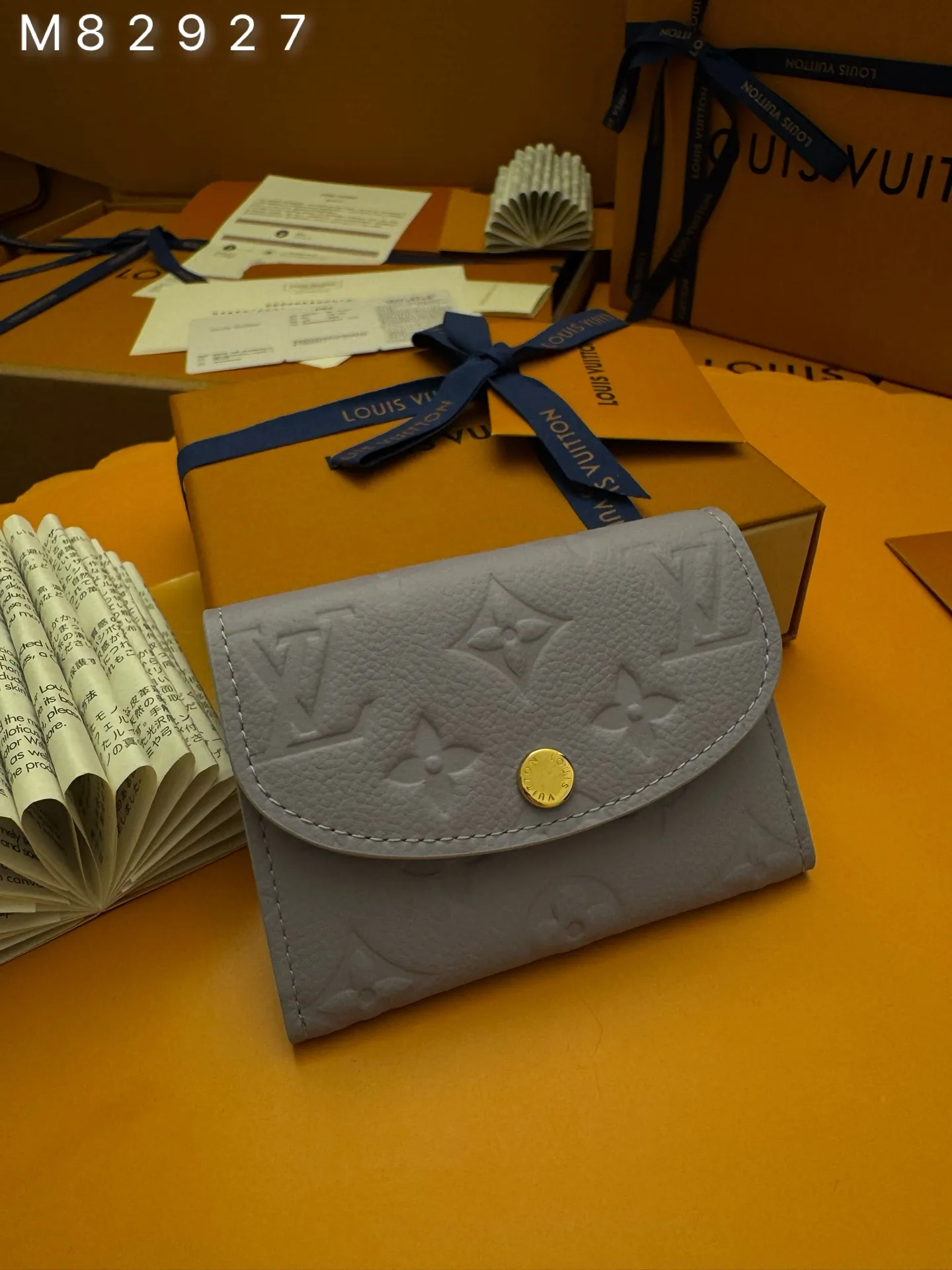M82927 "Special Duty Free" ♻️ [Official special edition·First-class material·All-steel hardware·163 chips·Full set of packaging] This Rosalie coin purse is made of Monogram Empreinte embossed soft grain cow leather. It opens with a rounded flap and has a compact configuration. It has a zippered coin pocket, a patch pocket and a card compartment inside. Louis Vuitton logo-engraved snaps secure the closure. 11x8x2.5cm 💰520