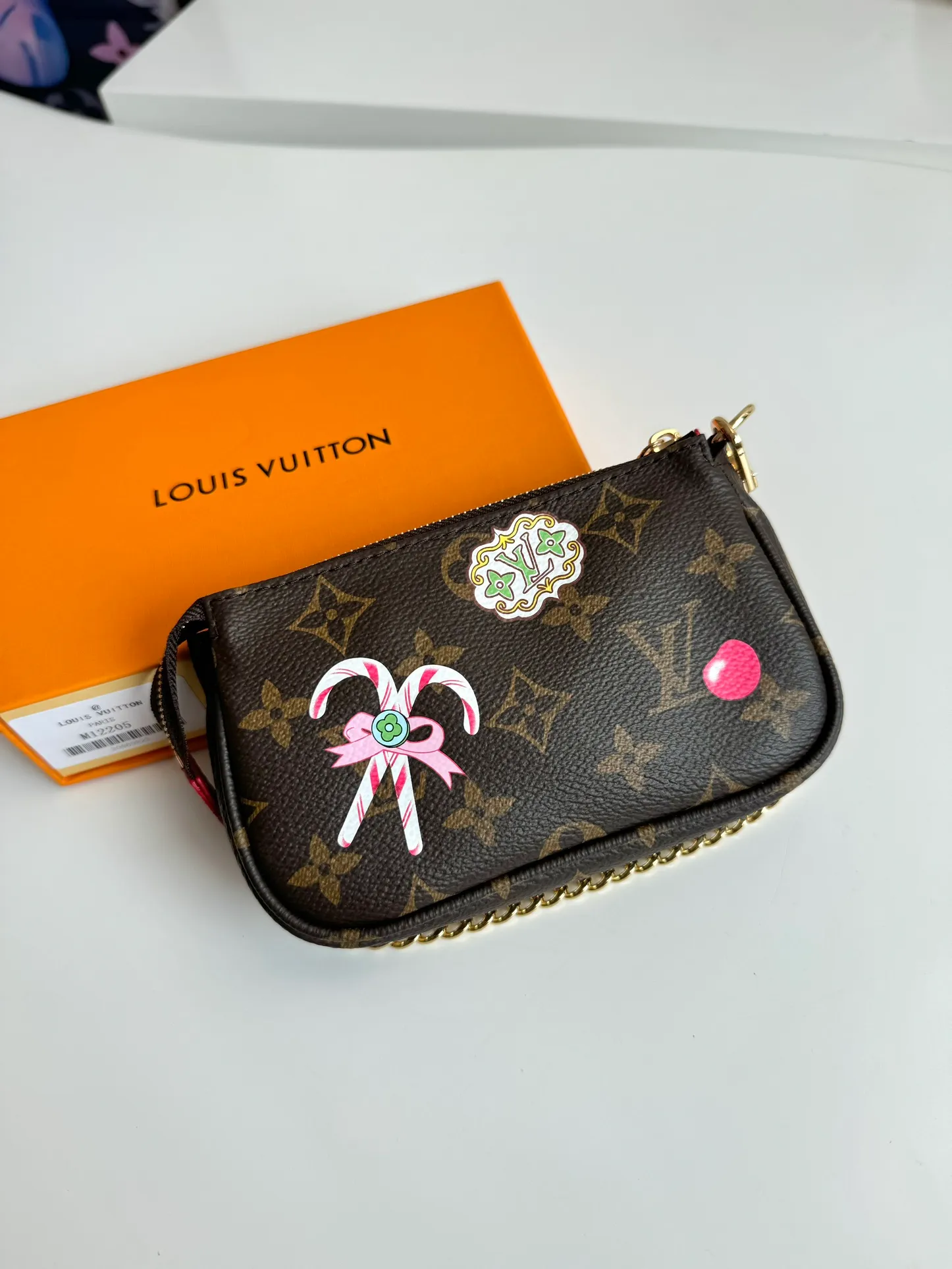 P440🇫🇷Exclusive real shot of overseas original single M12205! This Mini Pochette Accessoires clutch is a nod to the Candy Factory collection with a colorful candy pattern, featuring the brand's mascot Vivienne bathing in a cup of hot cocoa. It's lined in Monogram canvas and detailed with dazzling chains, hooks and a Vivienne zipper. Size: 15.5×10.5×4cm