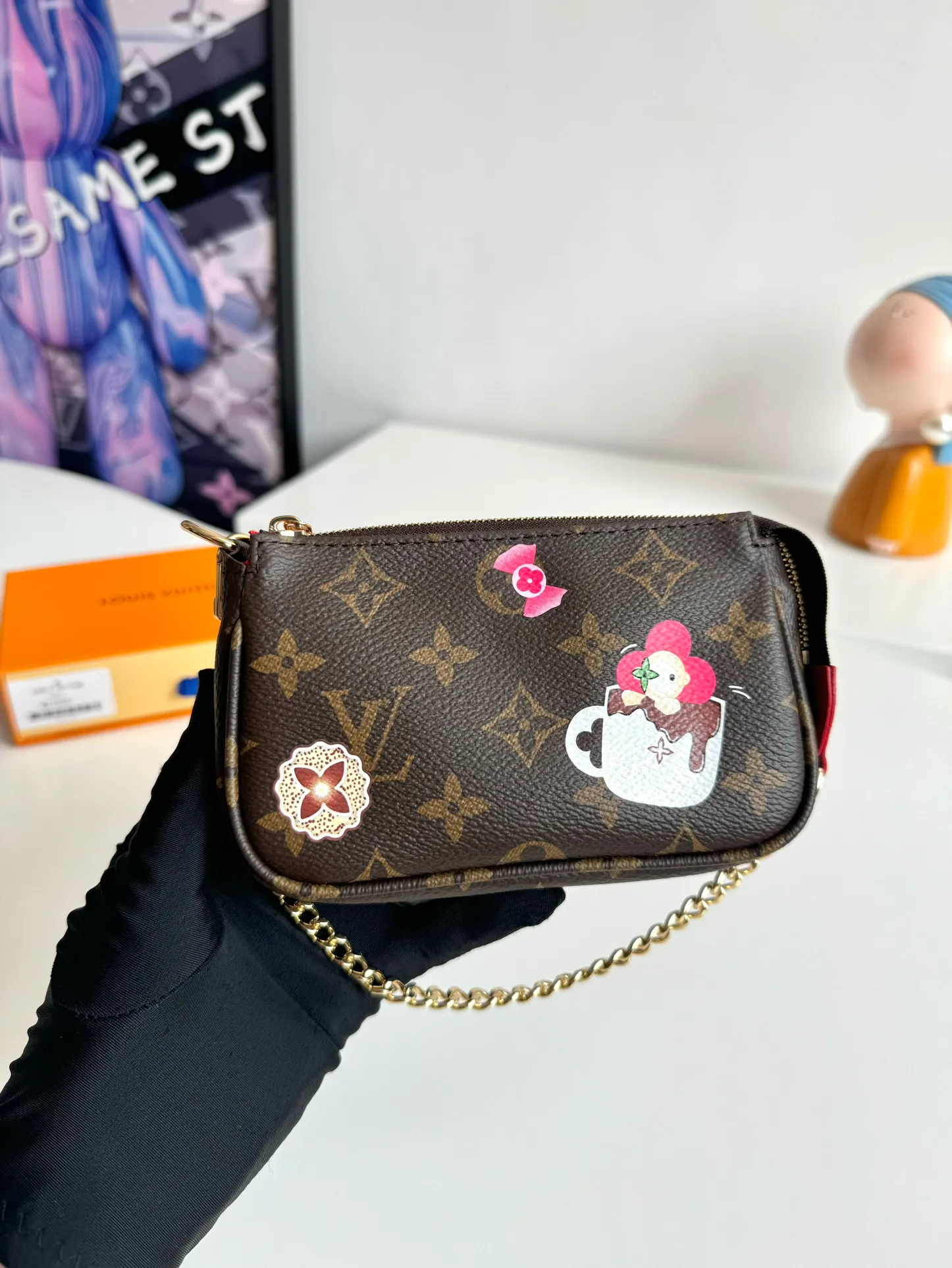 P440🇫🇷Exclusive real shot of overseas original single M12205! This Mini Pochette Accessoires clutch is a nod to the Candy Factory collection with a colorful candy pattern, featuring the brand's mascot Vivienne bathing in a cup of hot cocoa. It's lined in Monogram canvas and detailed with dazzling chains, hooks and a Vivienne zipper. Size: 15.5×10.5×4cm