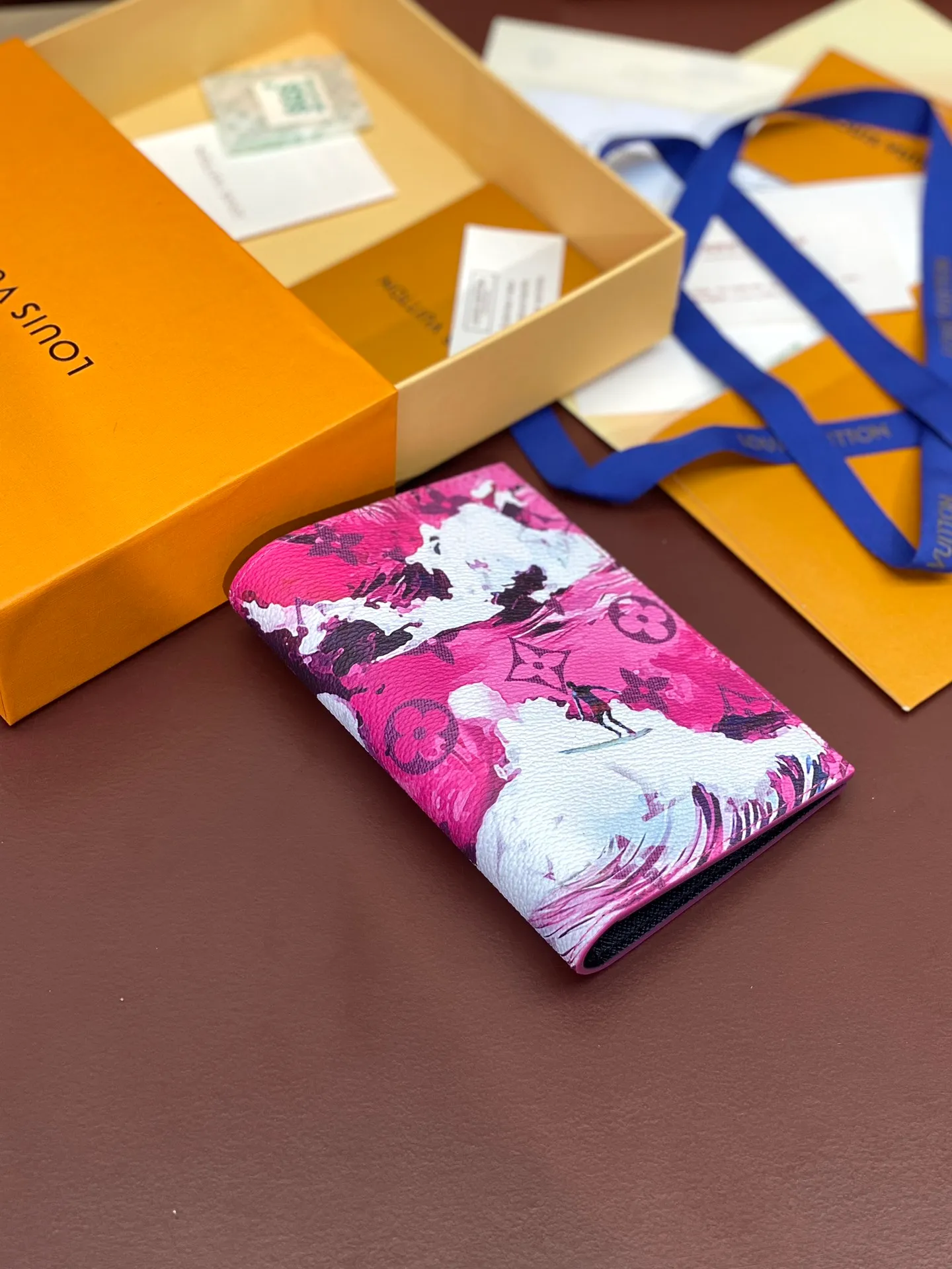 💰340 N64501 Skateboard 🛹 Black! Passport holder! The perfect companion for traveling in style. Lined with luxurious grained calfskin and featuring a multi-compartment interior, this is a classic travel accessory. The image of a giraffe carrying a gorgeous Louis Vuitton handbag and making a shopping spree transforms this elegant passport holder into the embodiment of cuteness. 10.0 x 14.0 x 2.5 cm (length x height x width).