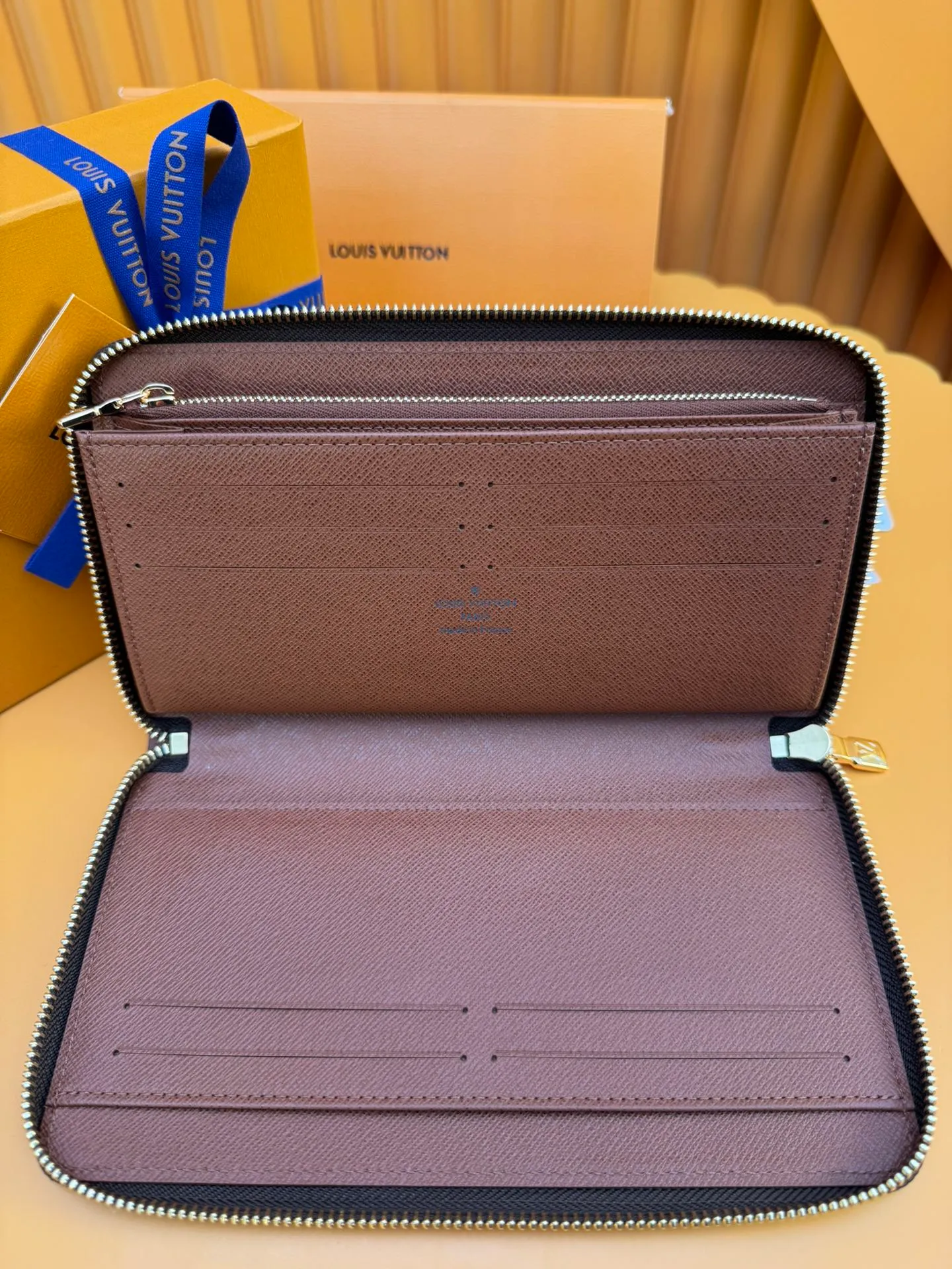 M62581 "Special Duty Free" ♻️[Official Special Edition·First Class Material·All Steel Hardware·French Chip·Full Packaging] Made of Louis Vuitton's historic Monogram canvas, this Zippy wallet's compact format combines functionality and refined design. Its full zip lock opens to reveal multiple slits for credit cards, a zippered pocket for coins and a large pocket for tickets. 21x12x2cm 💰820