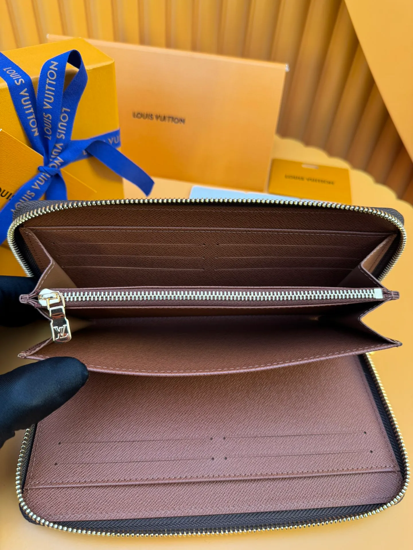 M62581 "Special Duty Free" ♻️[Official Special Edition·First Class Material·All Steel Hardware·French Chip·Full Packaging] Made of Louis Vuitton's historic Monogram canvas, this Zippy wallet's compact format combines functionality and refined design. Its full zip lock opens to reveal multiple slits for credit cards, a zippered pocket for coins and a large pocket for tickets. 21x12x2cm 💰820