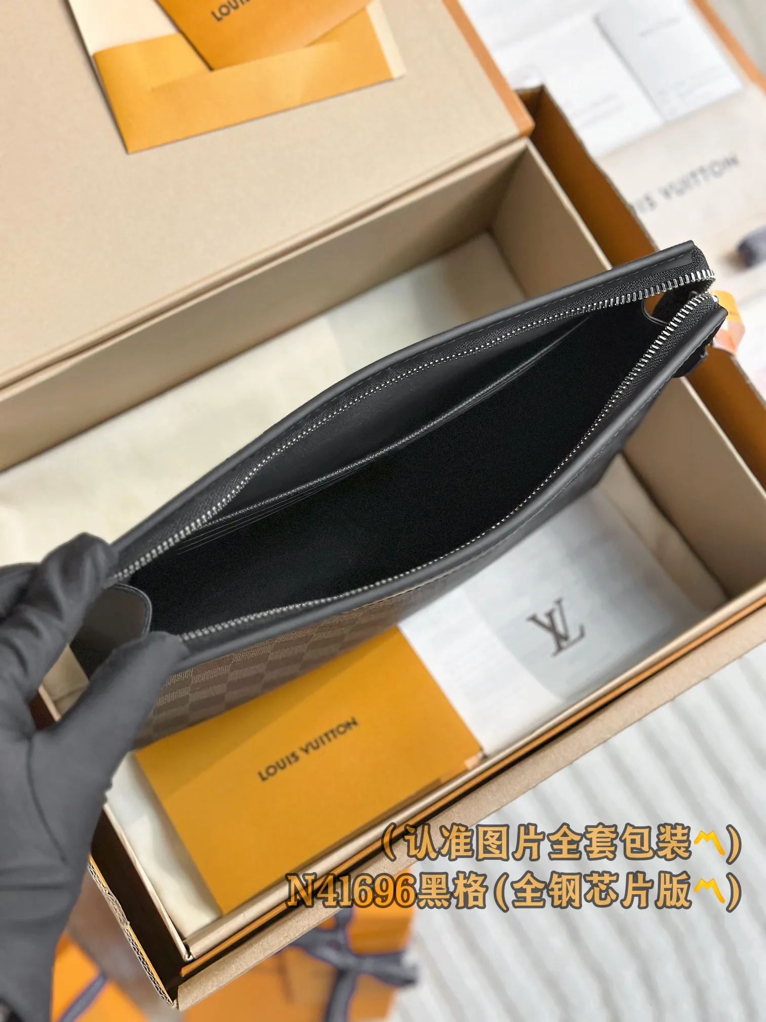 N41696 Haig! (〽️A grade all steel〽️) personalized customized version! Pochette Voyage MM, compact, versatile and fashionable, this Pochette Voyage MM is made of Damier Graphite coated canvas. It can be stored in a handbag as a small travel bag, or can be held in hand to create a fashionable look. The interior is spacious and features an accordion pleat design for easy access to items.  27 x 21 x 6 cm (length x height x width). Special grade 430