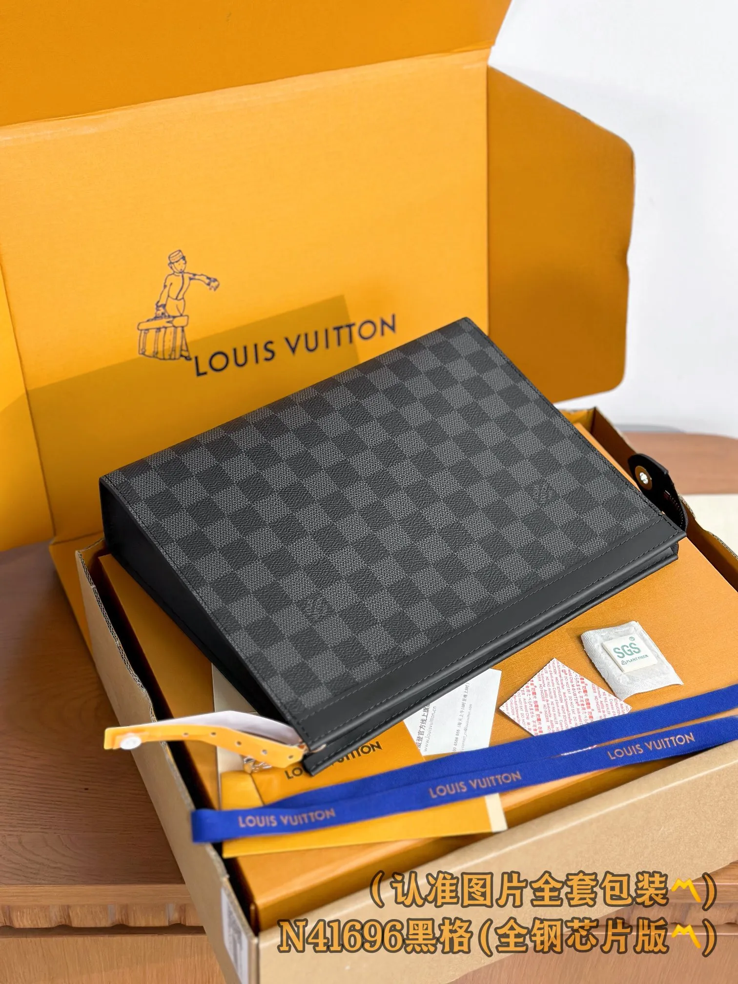 N41696 Haig! (〽️A grade all steel〽️) personalized customized version! Pochette Voyage MM, compact, versatile and fashionable, this Pochette Voyage MM is made of Damier Graphite coated canvas. It can be stored in a handbag as a small travel bag, or can be held in hand to create a fashionable look. The interior is spacious and features an accordion pleat design for easy access to items.  27 x 21 x 6 cm (length x height x width). Special grade 430