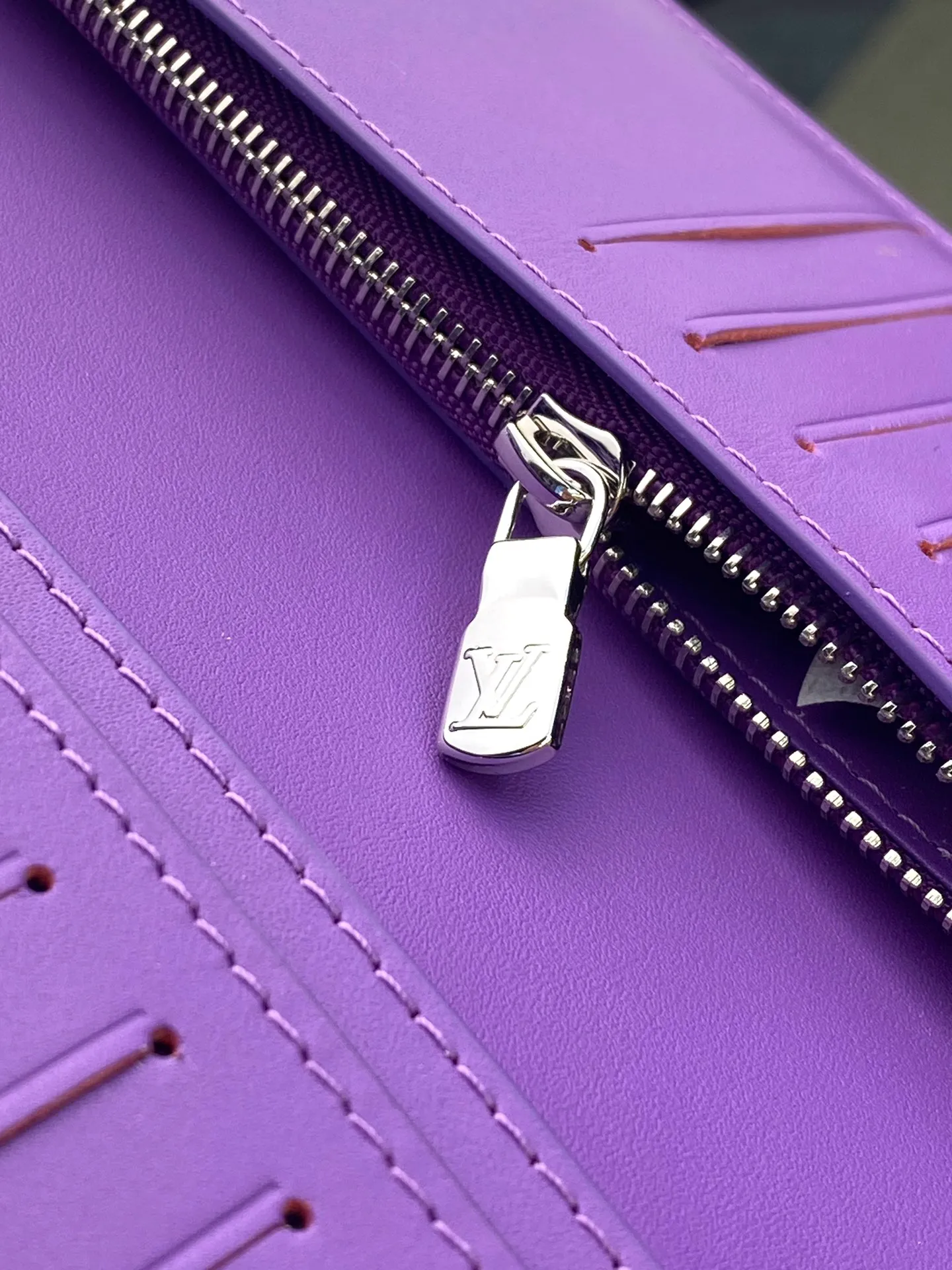 💰 480 M69038 Purple! The chip version, (made of top-grain cowhide) Brazza wallet is made of soft Taurillon leather embossed with the Monogram pattern. It has various card slots, pockets and a large zippered coin compartment. It has ample capacity and can easily fit in most jacket pockets. Dimensions 10 x 19 x 2 cm (length x height x width).