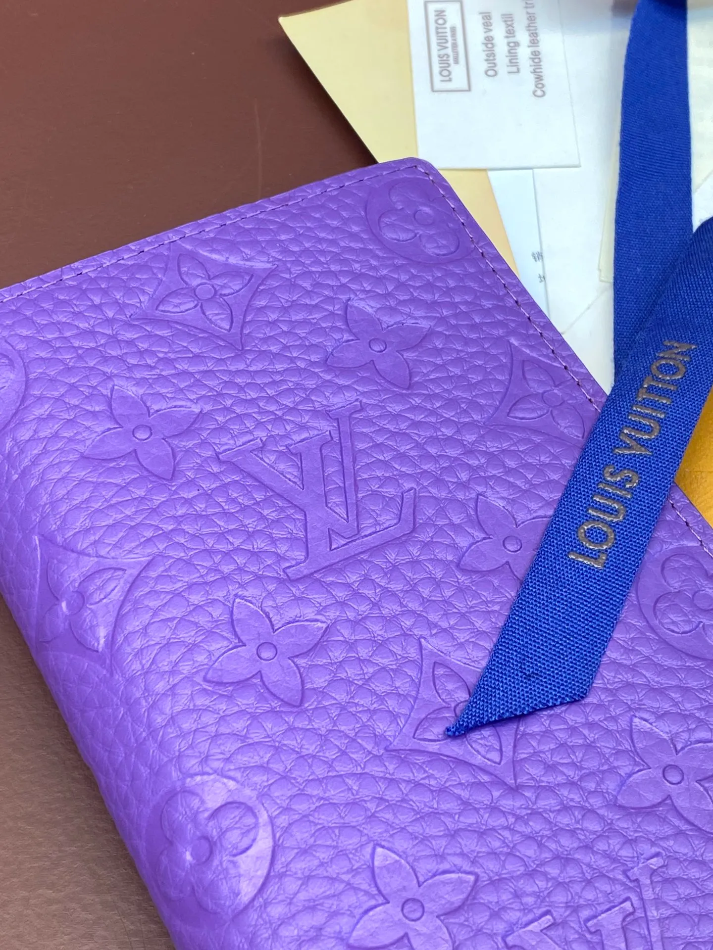 💰 480 M69038 Purple! The chip version, (made of top-grain cowhide) Brazza wallet is made of soft Taurillon leather embossed with the Monogram pattern. It has various card slots, pockets and a large zippered coin compartment. It has ample capacity and can easily fit in most jacket pockets. Dimensions 10 x 19 x 2 cm (length x height x width).