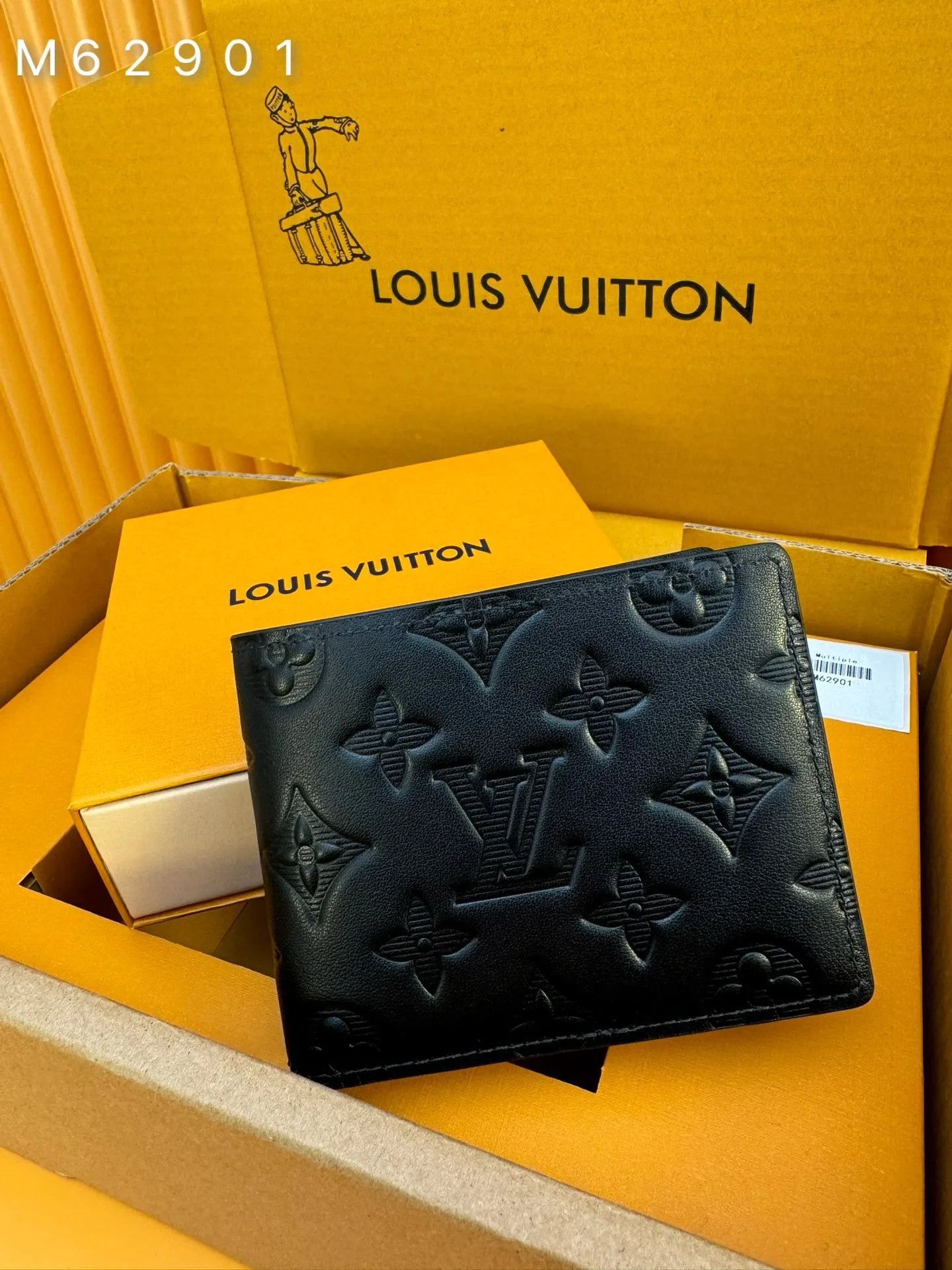 M62901 "Special Duty Free" ♻️[Official special edition·First-class material·All-steel hardware·Anti-counterfeiting chip·Full set of packaging] This Louis Vuitton Multiple wallet has a refreshing and simple design, and the black calfskin fabric is very soft and decorated with iconic embossing. Compact in size, it is extremely portable and equipped with multiple credit card slots and compartments for receipts and banknotes, making it extremely practical. 11.5x9.0x1.5cm 💰440