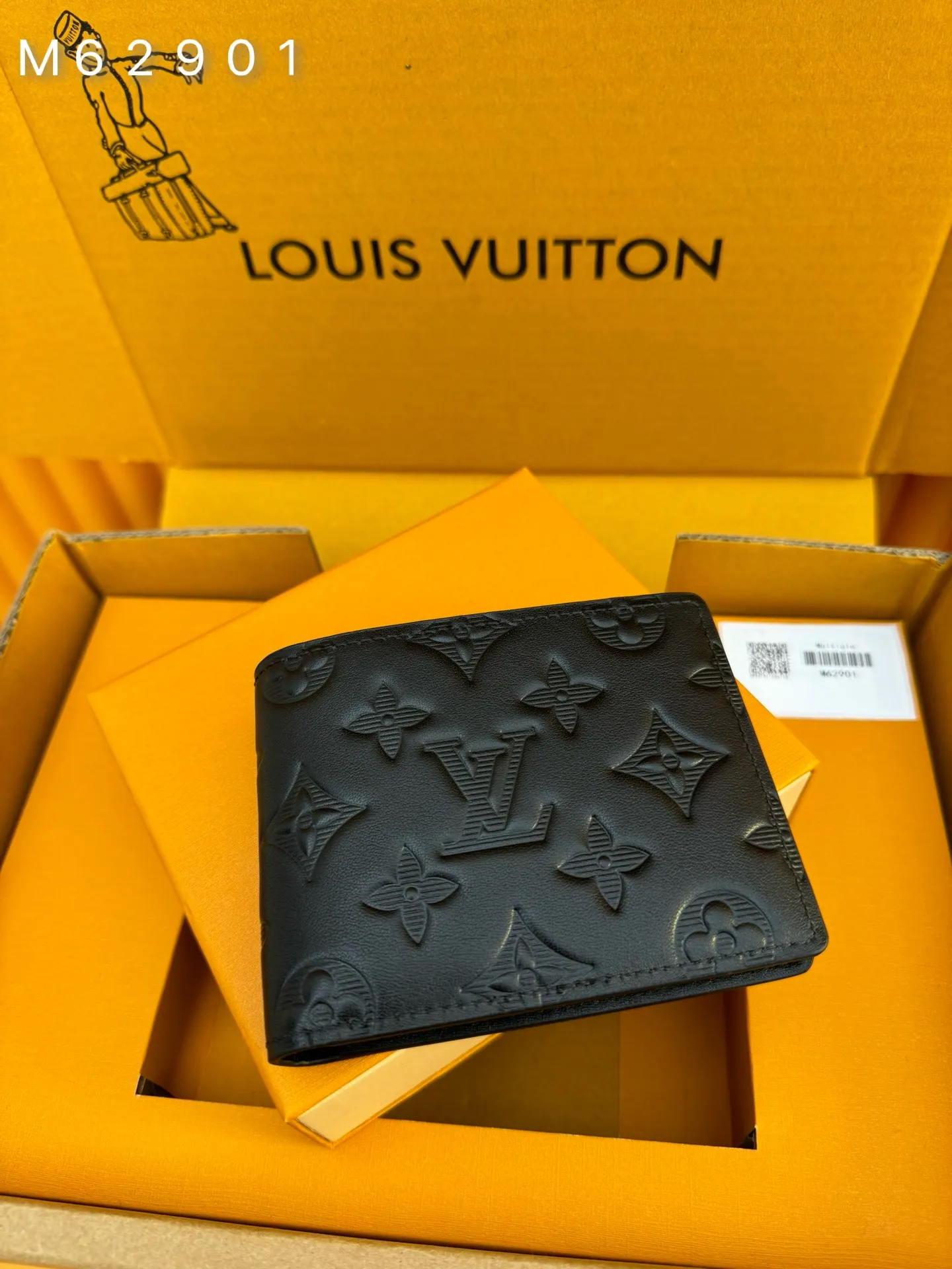 M62901 "Special Duty Free" ♻️[Official special edition·First-class material·All-steel hardware·Anti-counterfeiting chip·Full set of packaging] This Louis Vuitton Multiple wallet has a refreshing and simple design, and the black calfskin fabric is very soft and decorated with iconic embossing. Compact in size, it is extremely portable and equipped with multiple credit card slots and compartments for receipts and banknotes, making it extremely practical. 11.5x9.0x1.5cm 💰440