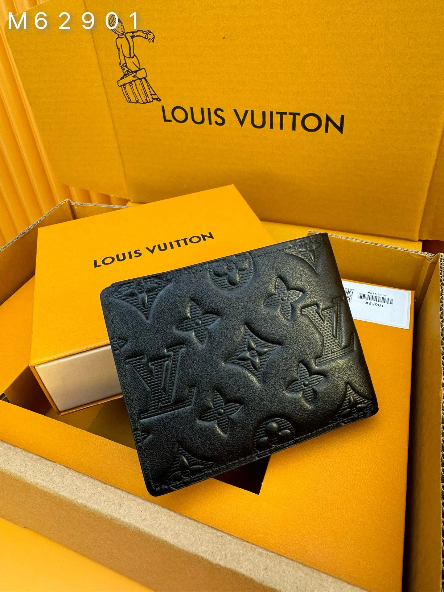 M62901 "Special Duty Free" ♻️[Official special edition·First-class material·All-steel hardware·Anti-counterfeiting chip·Full set of packaging] This Louis Vuitton Multiple wallet has a refreshing and simple design, and the black calfskin fabric is very soft and decorated with iconic embossing. Compact in size, it is extremely portable and equipped with multiple credit card slots and compartments for receipts and banknotes, making it extremely practical. 11.5x9.0x1.5cm 💰440
