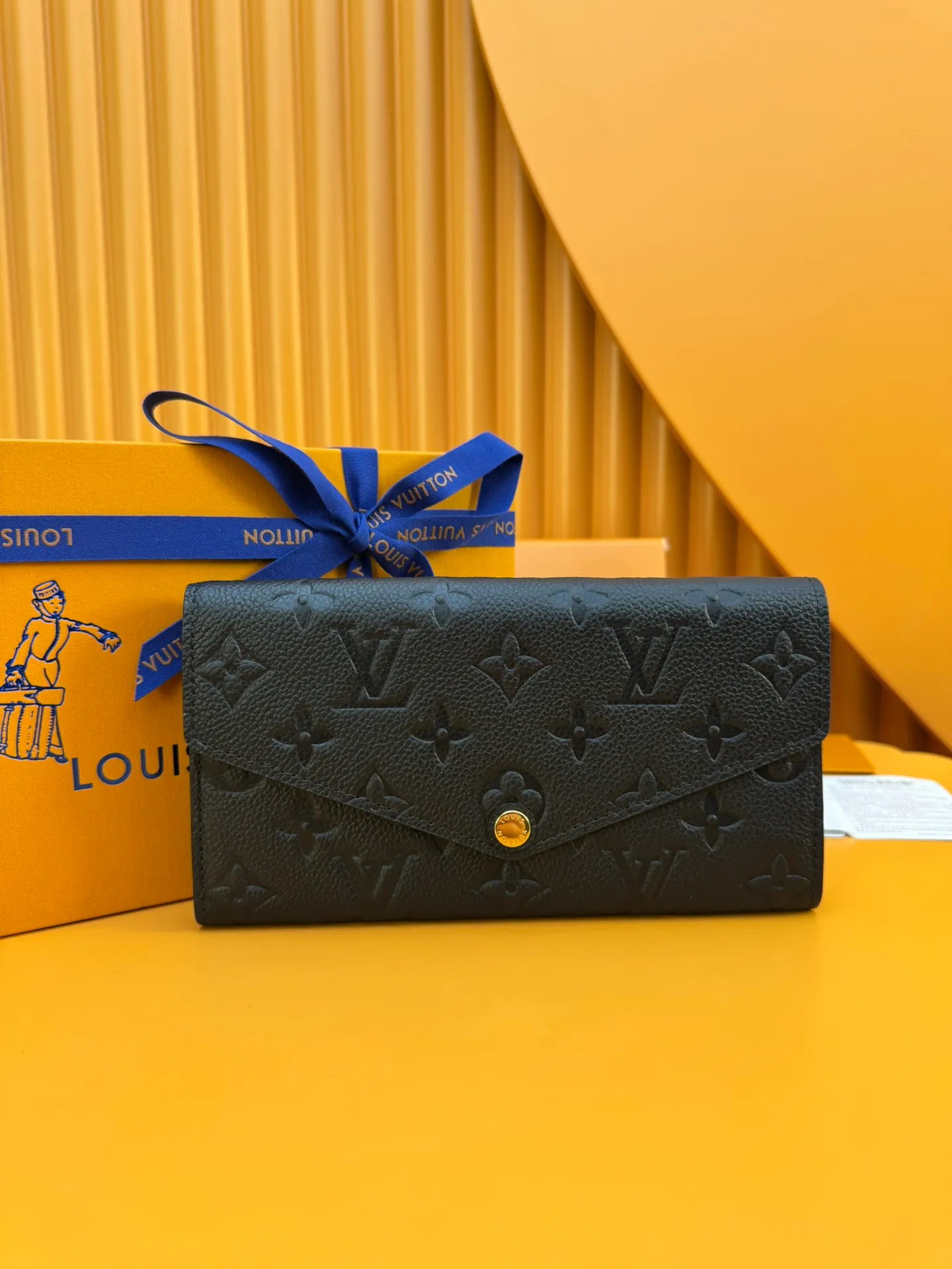 M82257 "Special Duty Free" ♻️[Official special edition·First-class material·All-steel hardware·Anti-counterfeiting chip·Full set of packaging] This Sarah wallet is made of Monogram Empreinte leather embossed with the classic Monogram pattern, with an envelope-style flap to open the credit card compartment and zipper coin pocket. 19x10.5x2cm 💰660