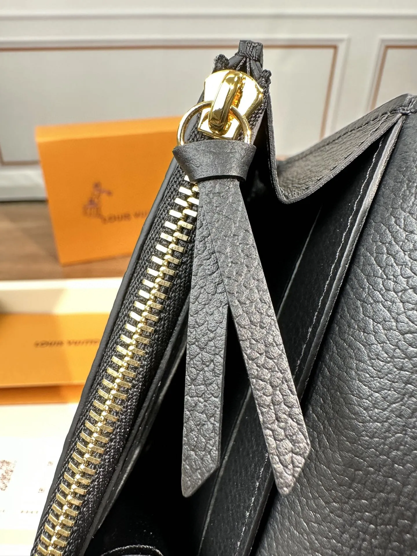 M81455 [Super Authentic] This Rosalie coin purse is made of Monogram Empreinte embossed soft-grain cow leather. It opens with a rounded flap and has a compact shape. It has a zippered coin pocket, a patch pocket and a card compartment. Louis Vuitton logo-engraved snaps secure the closure. 11x8x2.5cm💰460