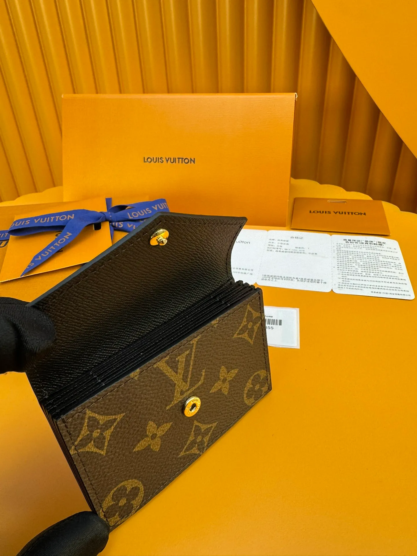M81855 "Special Duty Free" ♻️[Official special edition·First-class material·All-steel hardware·French chip·Full set of packaging] Full of charm and security, this Monogram canvas card holder comes with Monogram Reverse canvas cards. The interior is divided into five air vents to accommodate cards and other essentials. This model closes via a gold button. 10x6.8x1.4cm 💰460
