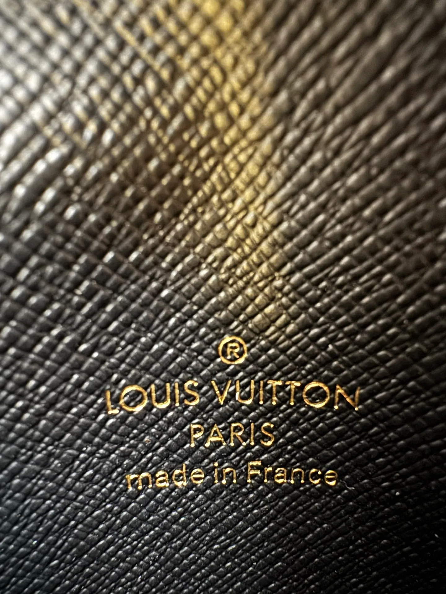 M81855 "Special Duty Free" ♻️[Official special edition·First-class material·All-steel hardware·French chip·Full set of packaging] Full of charm and security, this Monogram canvas card holder comes with Monogram Reverse canvas cards. The interior is divided into five air vents to accommodate cards and other essentials. This model closes via a gold button. 10x6.8x1.4cm 💰460