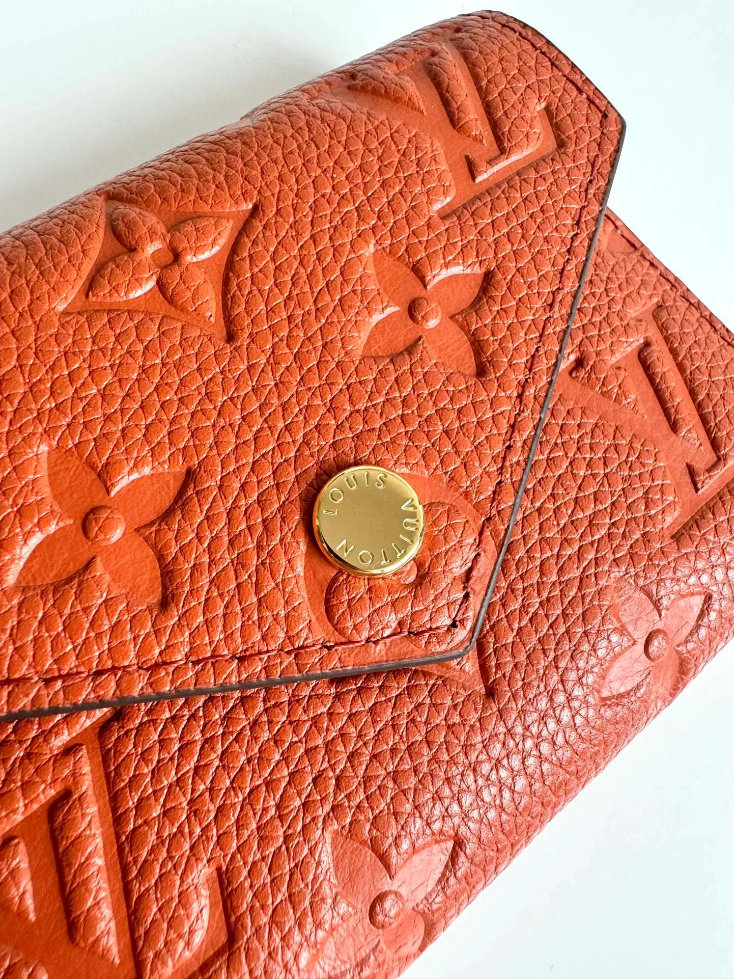 P480🇫🇷Exclusive real shot of overseas original M64060 brown! Gorgeous and functional, this soft and compact Victorine wallet in Monogram Empreinte leather is the ultimate fashion companion. Every detail has been carefully designed to maximize the storage function of a long wallet in a petite size. Size 12×9cm
