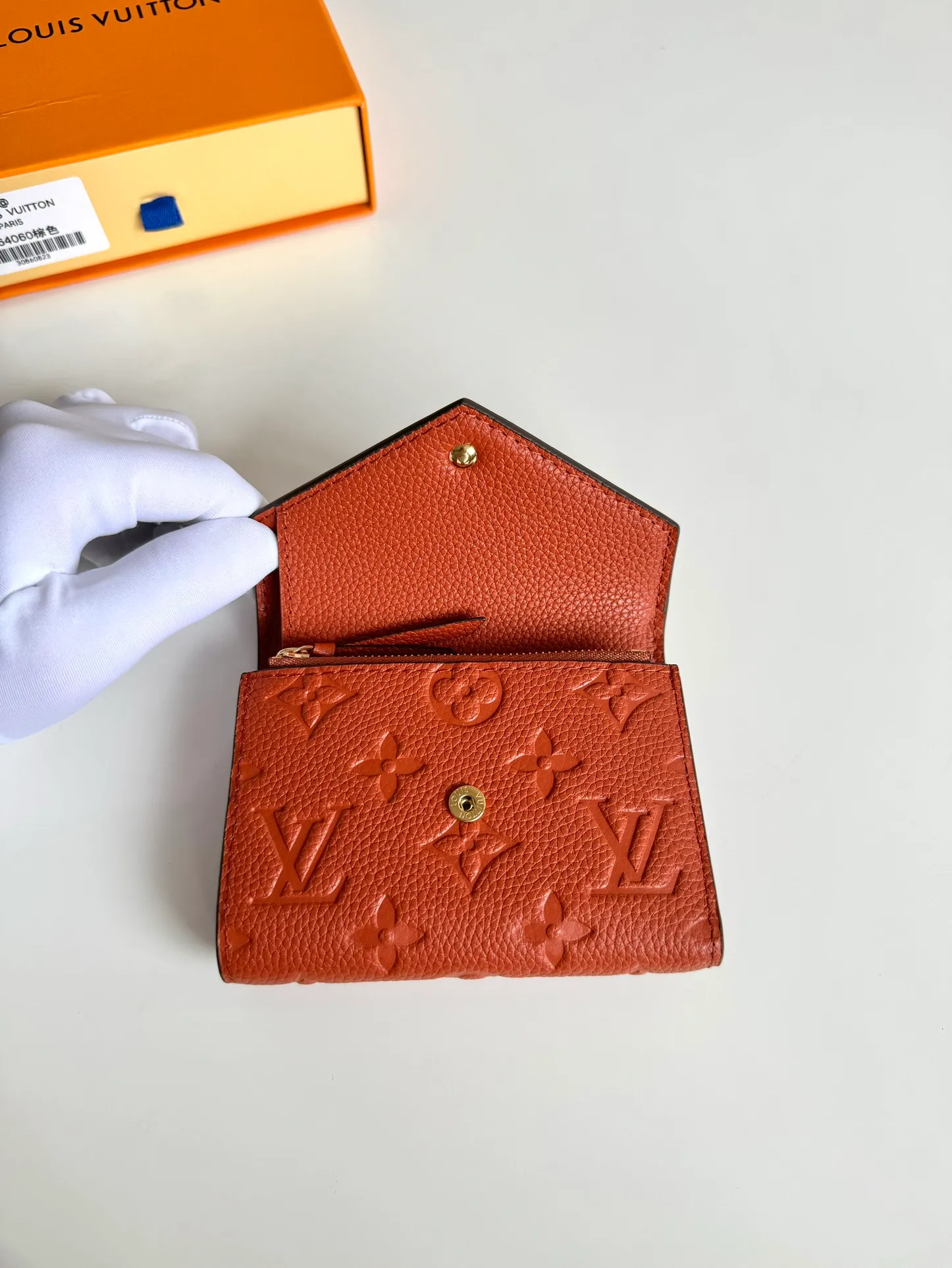 P480🇫🇷Exclusive real shot of overseas original M64060 brown! Gorgeous and functional, this soft and compact Victorine wallet in Monogram Empreinte leather is the ultimate fashion companion. Every detail has been carefully designed to maximize the storage function of a long wallet in a petite size. Size 12×9cm