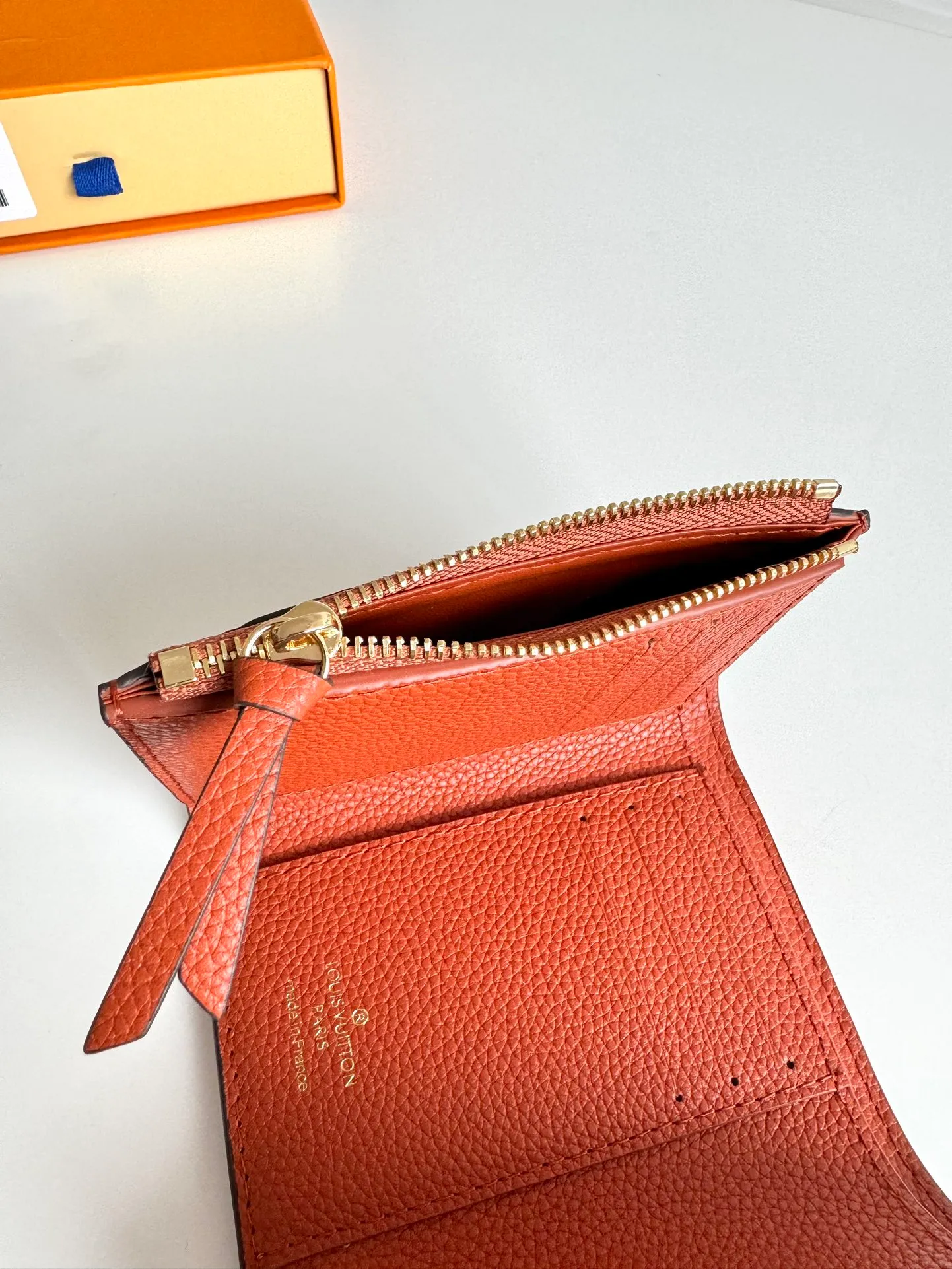 P480🇫🇷Exclusive real shot of overseas original M64060 brown! Gorgeous and functional, this soft and compact Victorine wallet in Monogram Empreinte leather is the ultimate fashion companion. Every detail has been carefully designed to maximize the storage function of a long wallet in a petite size. Size 12×9cm